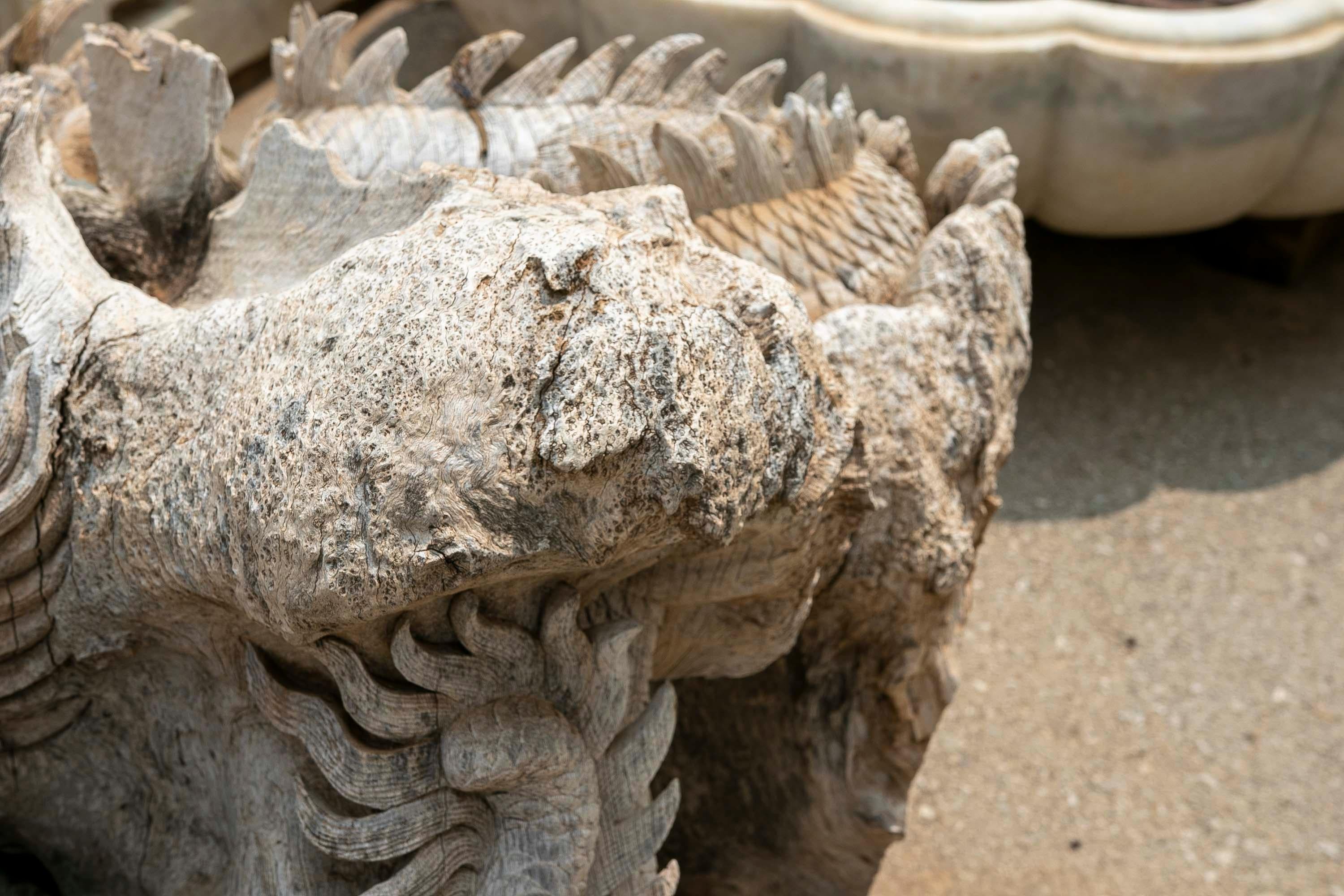 Chinesische handgeschnitzte Drachen-Holz-Skulptur im Angebot 1