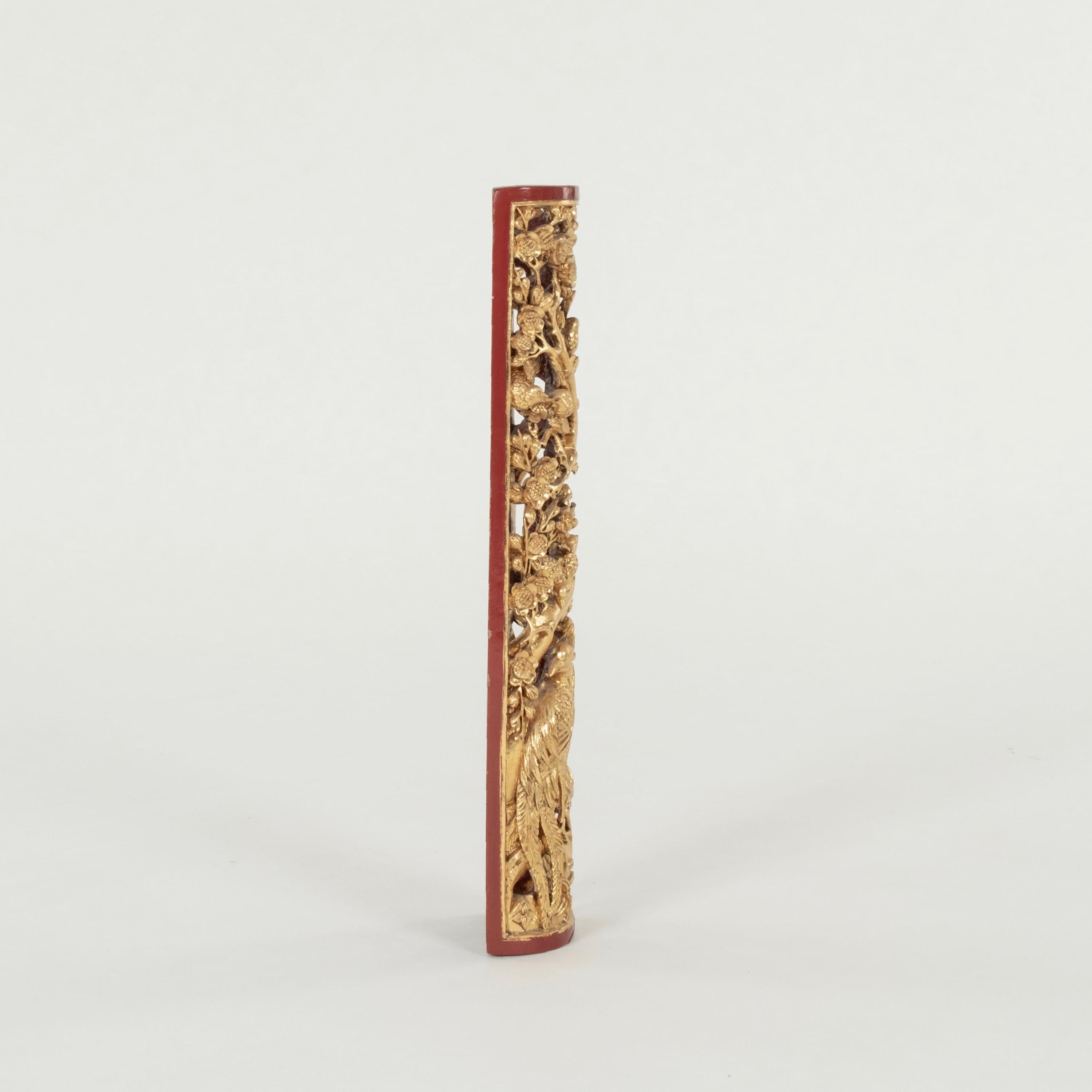 Fragment de bois doré chinois sculpté à la main au début du XIXe siècle, représentant une scène de nature avec des branches d'arbre, du feuillage et des oiseaux.