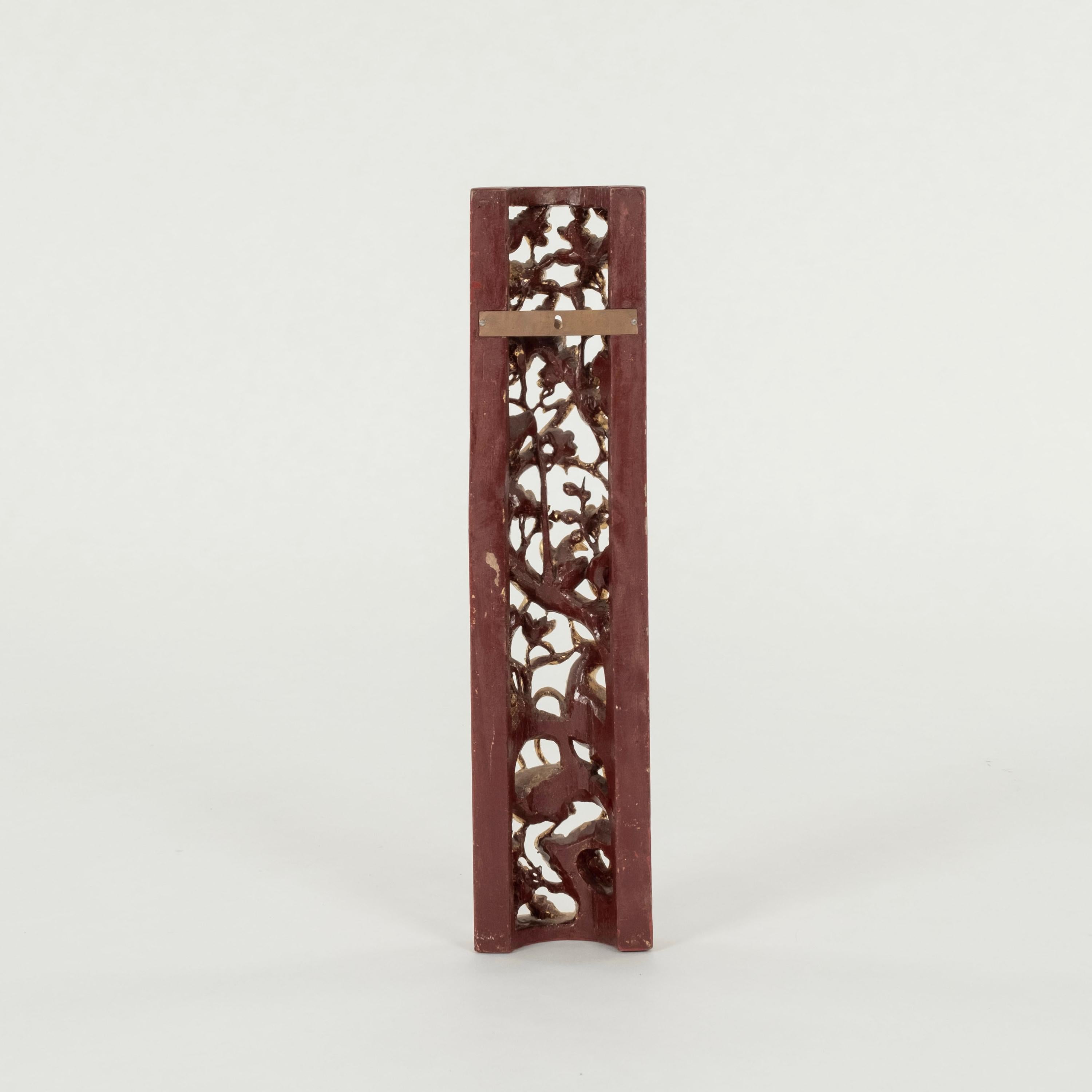 Chinois Fragment de dorure chinoise sculptée à la main en vente