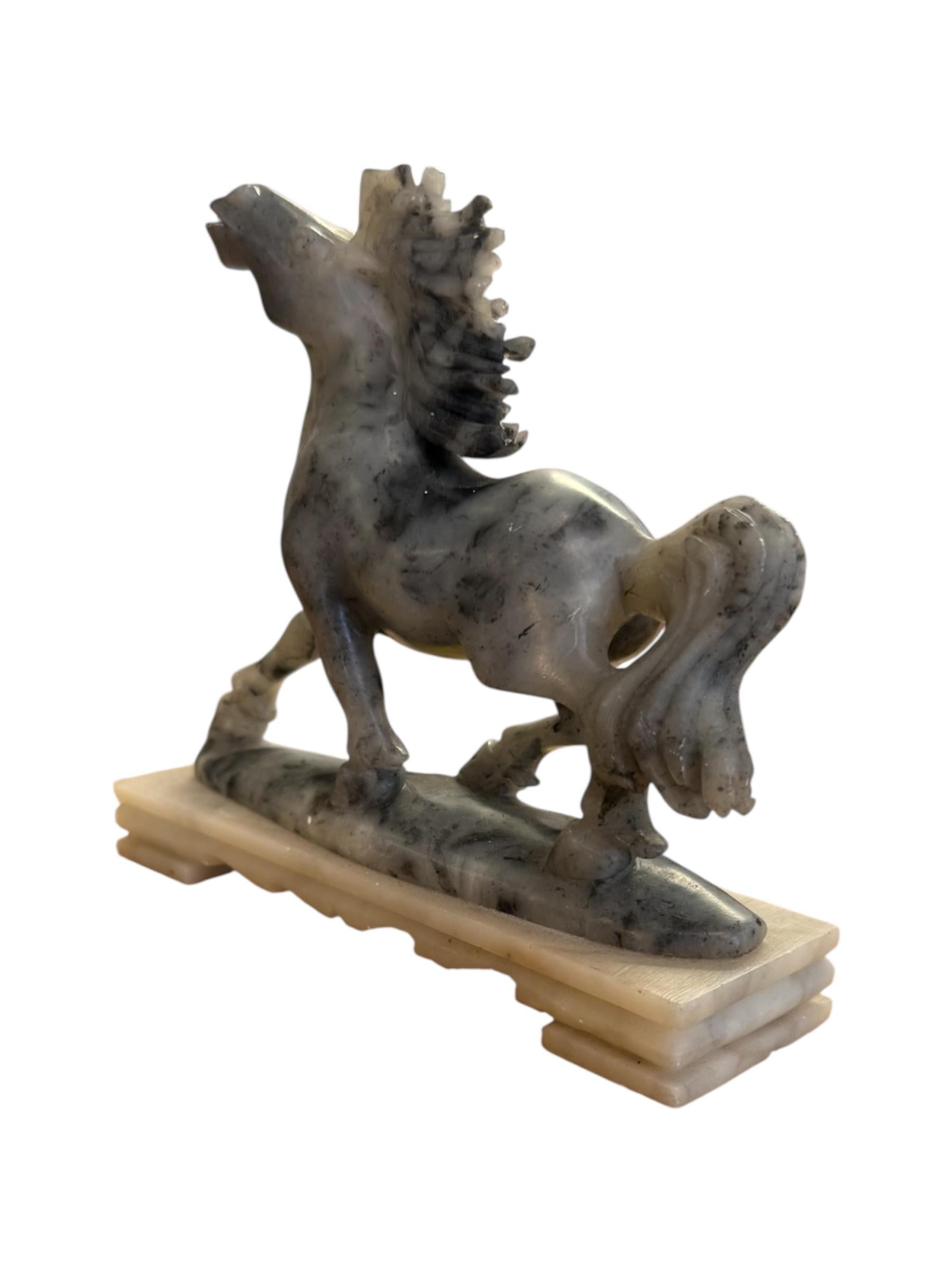 Chinese Hand Carved Jade Marble Horse Sculpture en Bueno estado para la venta en Pasadena, CA