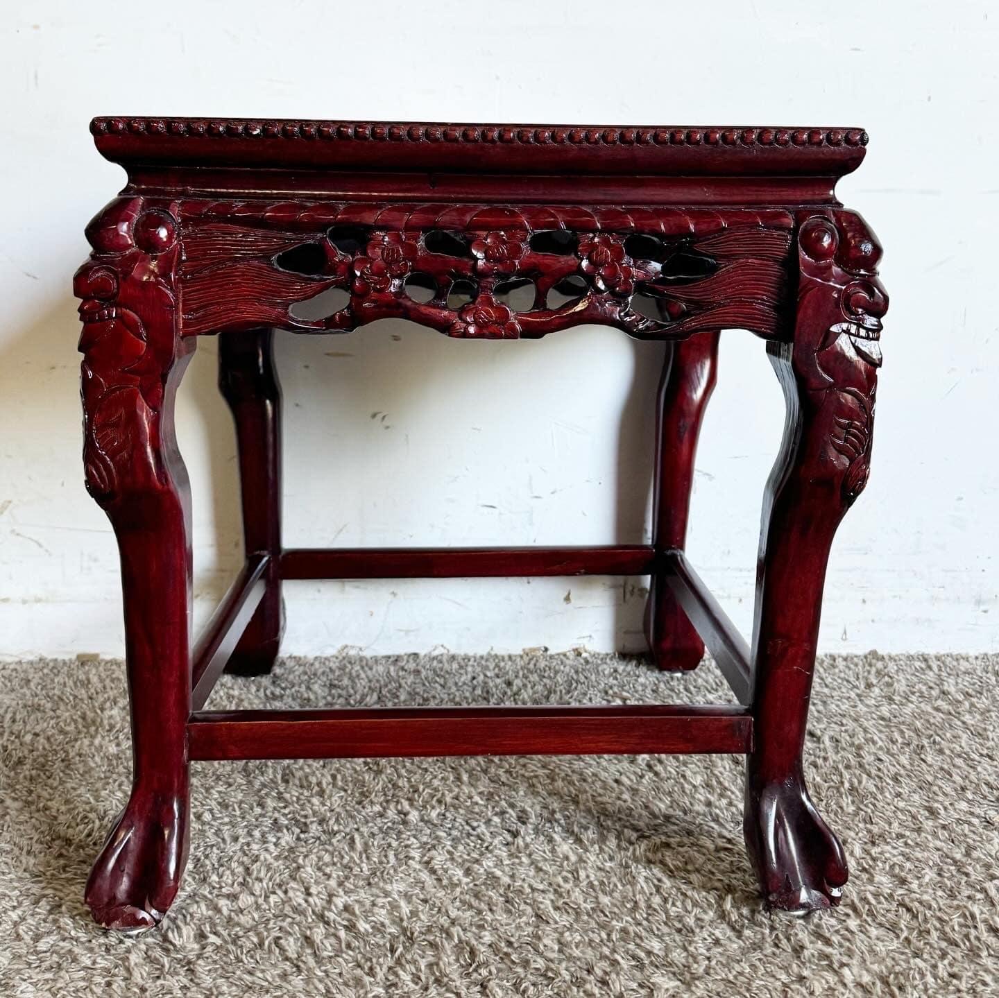 Cette exquise table d'appoint chinoise sculptée à la main présente un artisanat complexe en bois de rose et un luxueux plateau en marbre rose. Soutenu par des pieds robustes et gracieusement incurvés, il ajoute une sophistication classique à