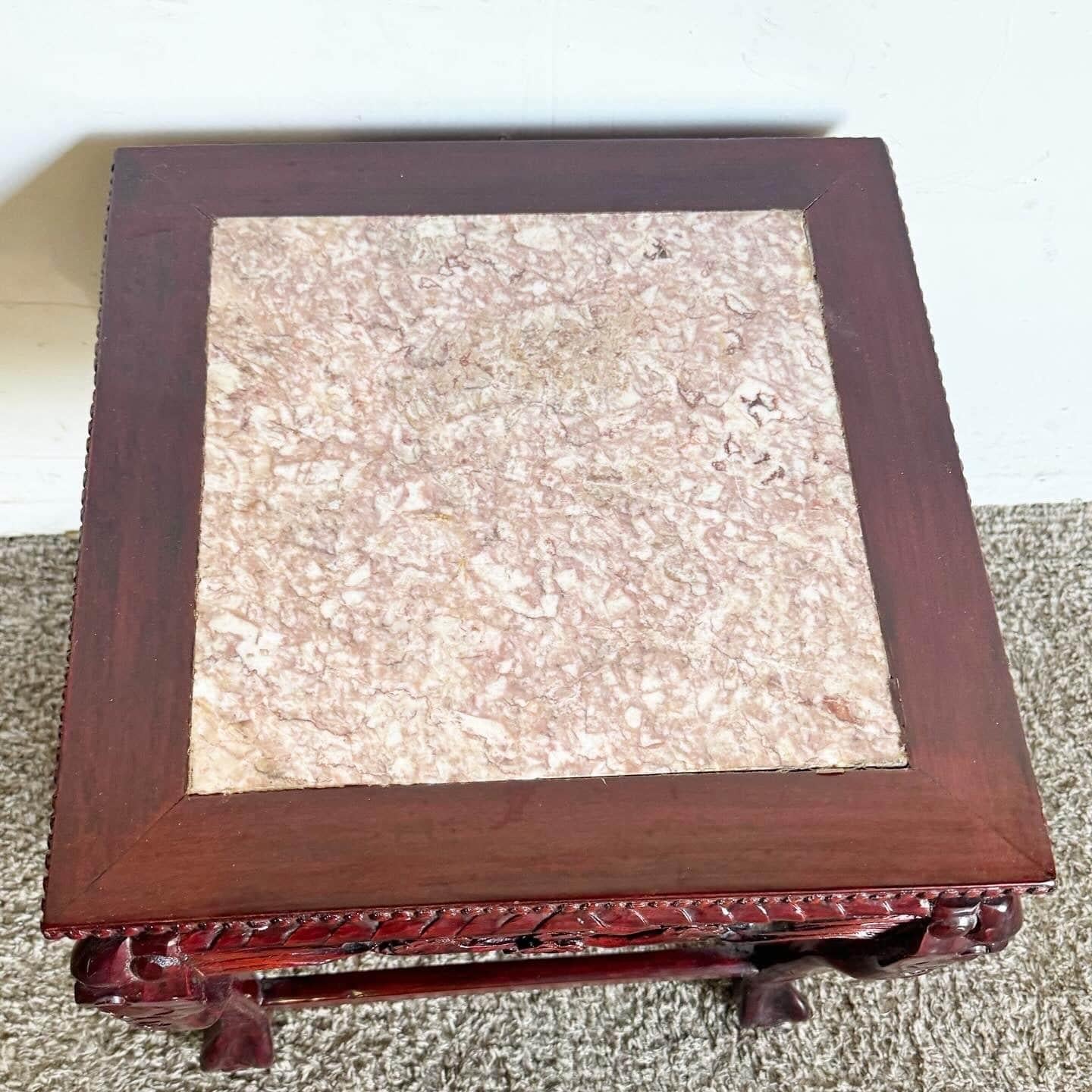 Chinois Table d'appoint chinoise sculptée à la main en bois de rose avec plateau en marbre incrusté en vente