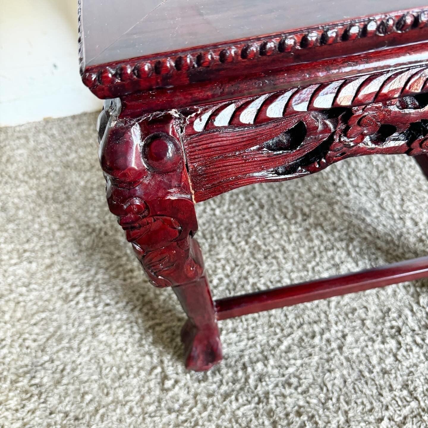 Table d'appoint chinoise sculptée à la main en bois de rose avec plateau en marbre incrusté Bon état - En vente à Delray Beach, FL