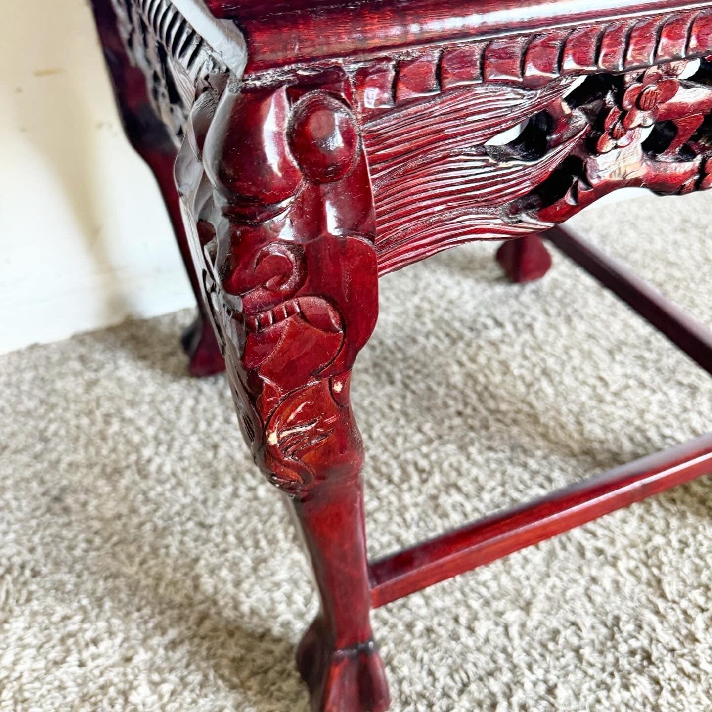 Fin du 20e siècle Table d'appoint chinoise sculptée à la main en bois de rose avec plateau en marbre incrusté en vente