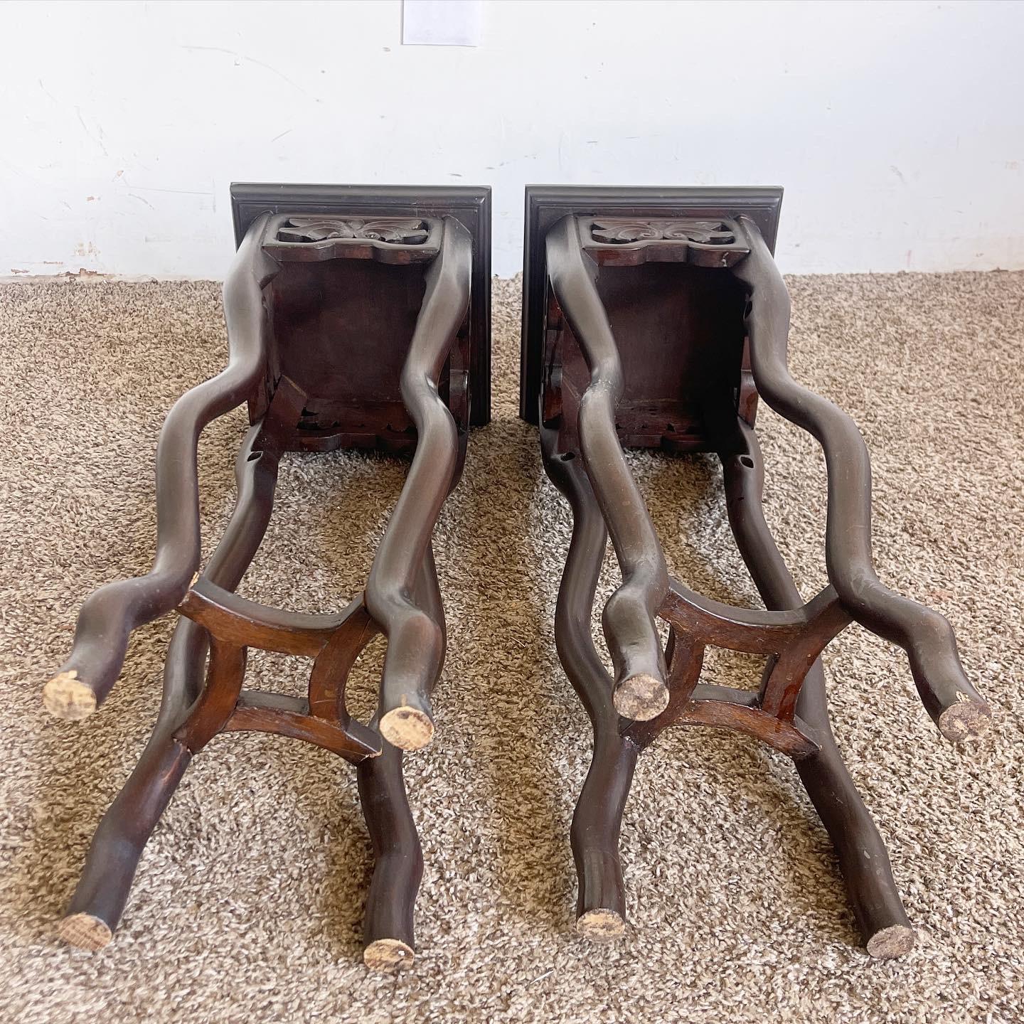Chinesische handgeschnitzte Beistelltische aus Palisanderholz mit Sockel – ein Paar (20. Jahrhundert) im Angebot
