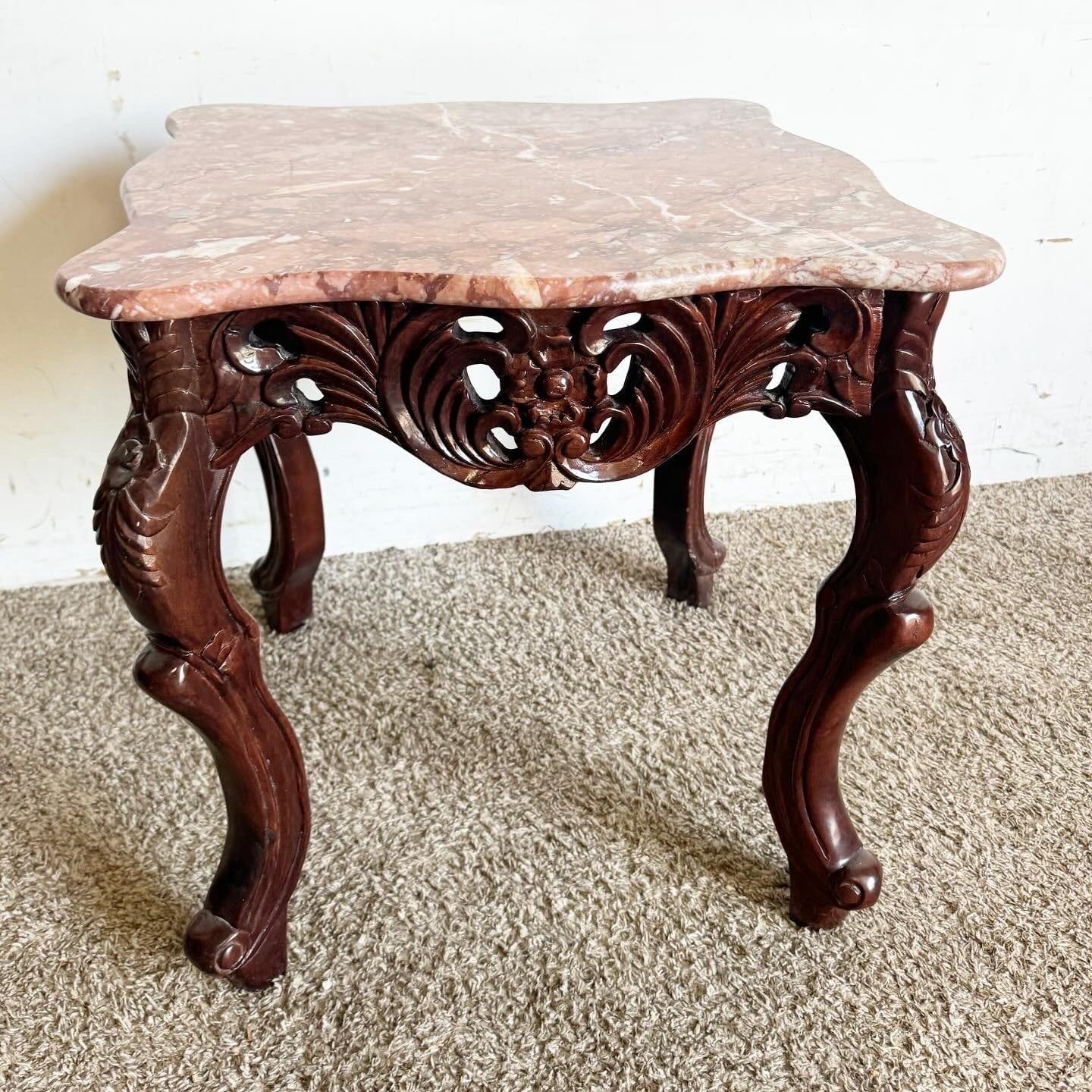 Bois de rose Table d'appoint chinoise en bois de rose rose sculpté à la main avec plateau en marbre rose en vente