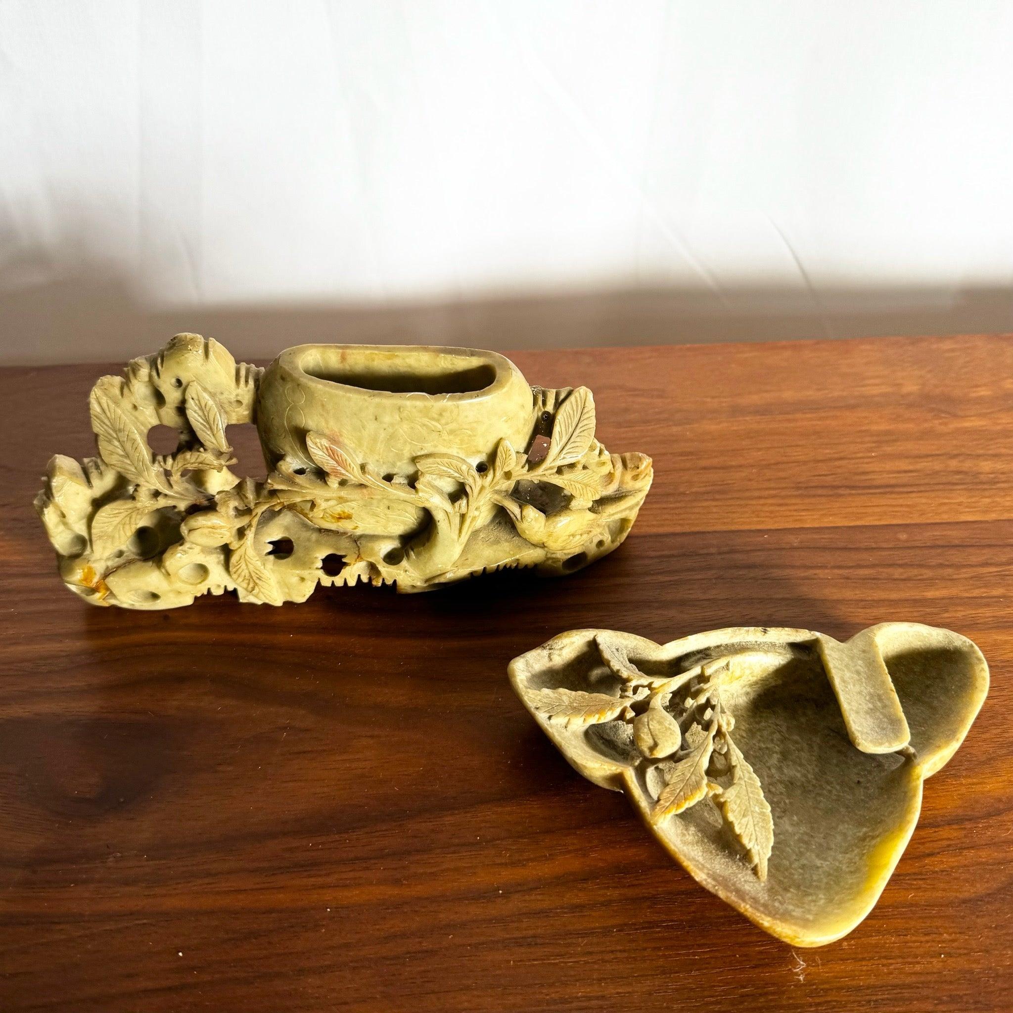 Chinois Plat et vase en pierre à savon chinois sculptés à la main - 2 Pieces en vente