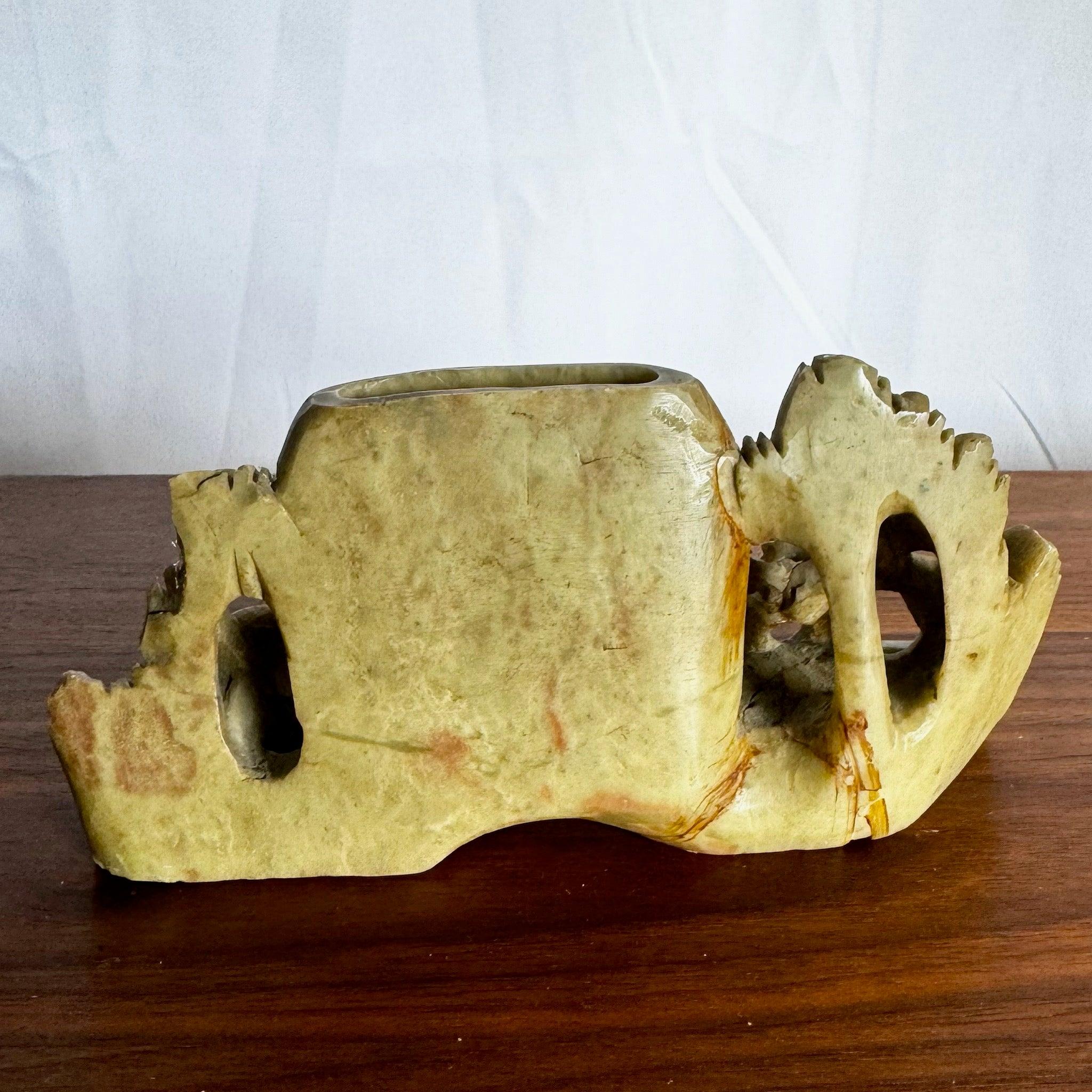 Plat et vase en pierre à savon chinois sculptés à la main - 2 Pieces Bon état - En vente à Delray Beach, FL
