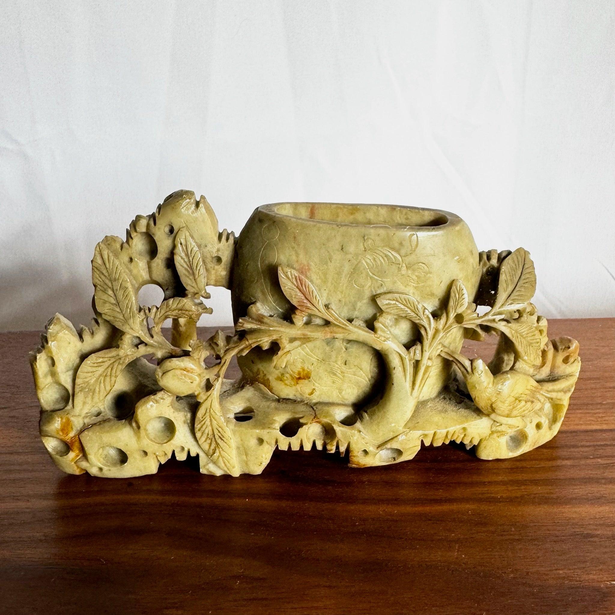 20ième siècle Plat et vase en pierre à savon chinois sculptés à la main - 2 Pieces en vente