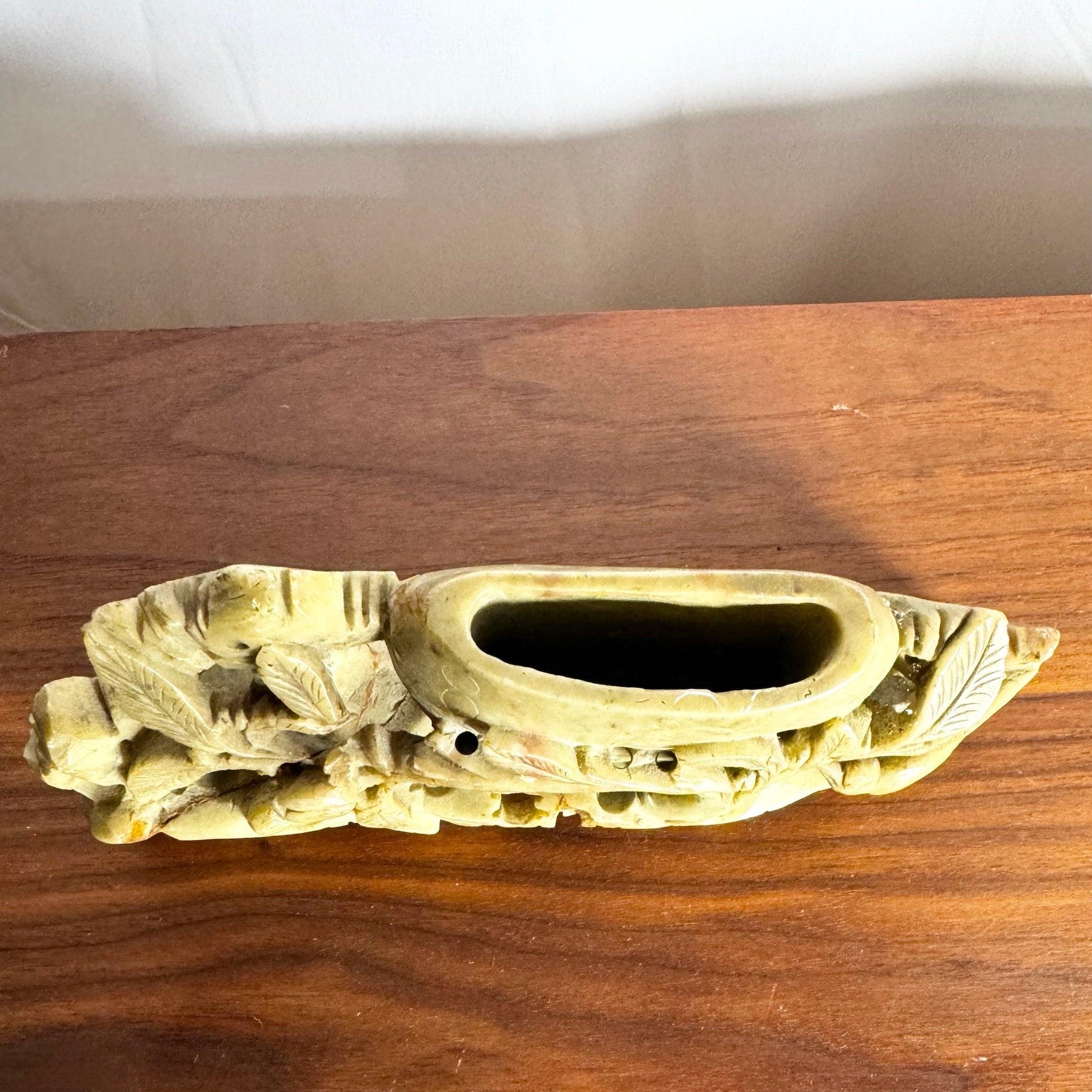 Pierre Plat et vase en pierre à savon chinois sculptés à la main - 2 Pieces en vente