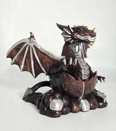Chinesische, handgeschnitzte Skulptur aus Holz und verschiedenen Metallen, die einen mythischen Drachen darstellt, CIRCA 1930
