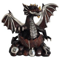 Chinesische, handgeschnitzte Skulptur aus Holz und verschiedenen Metallen, die einen mythischen Drachen darstellt, CIRCA 1930