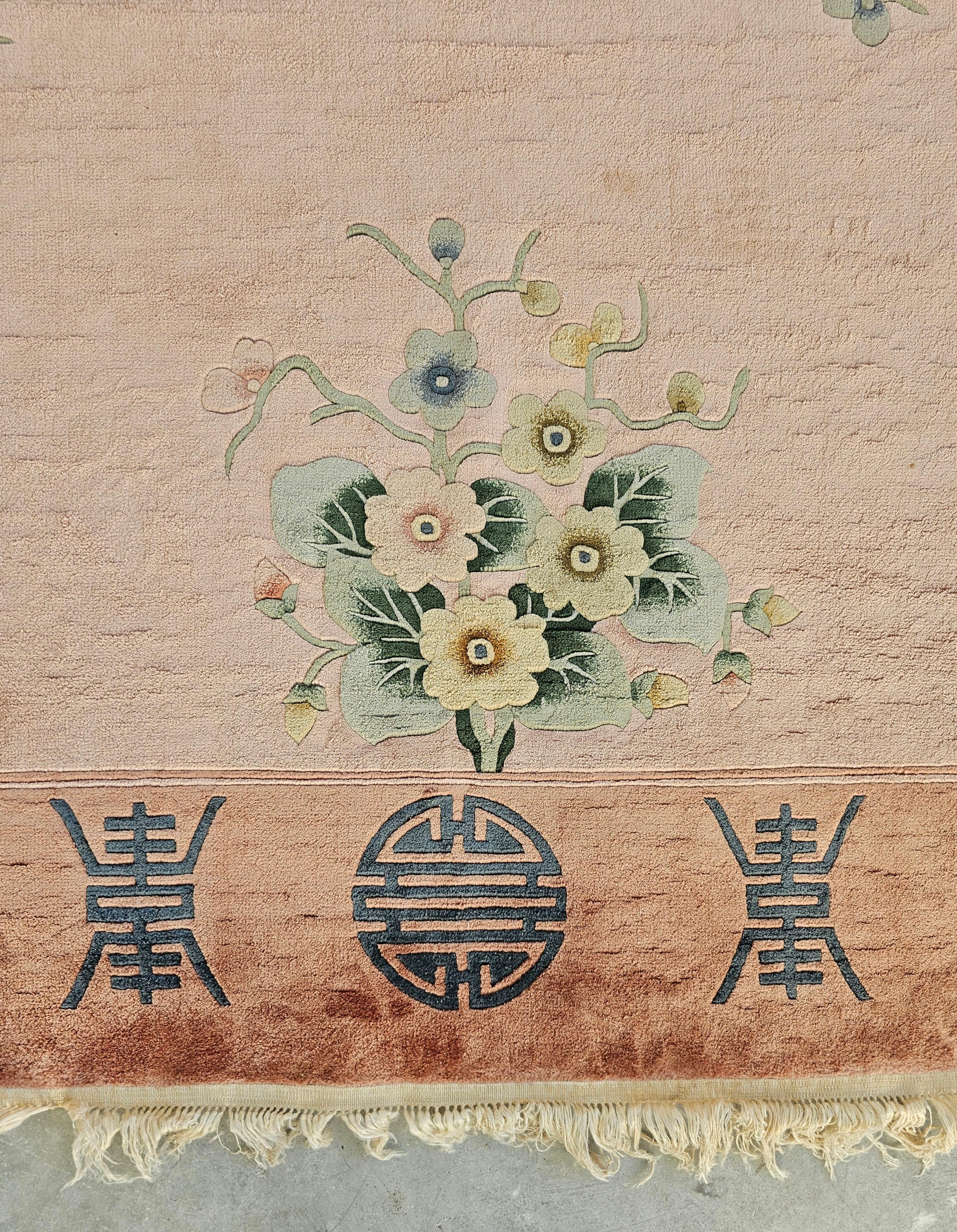 Vous trouverez dans cette annonce un magnifique et très élégant tapis floral chinois de style Art déco. Le tapis est noué à la main, soie sur base de soie. Fabriqué en Chine dans les années 1930.

Très bon état vintage avec quelques signes de temps