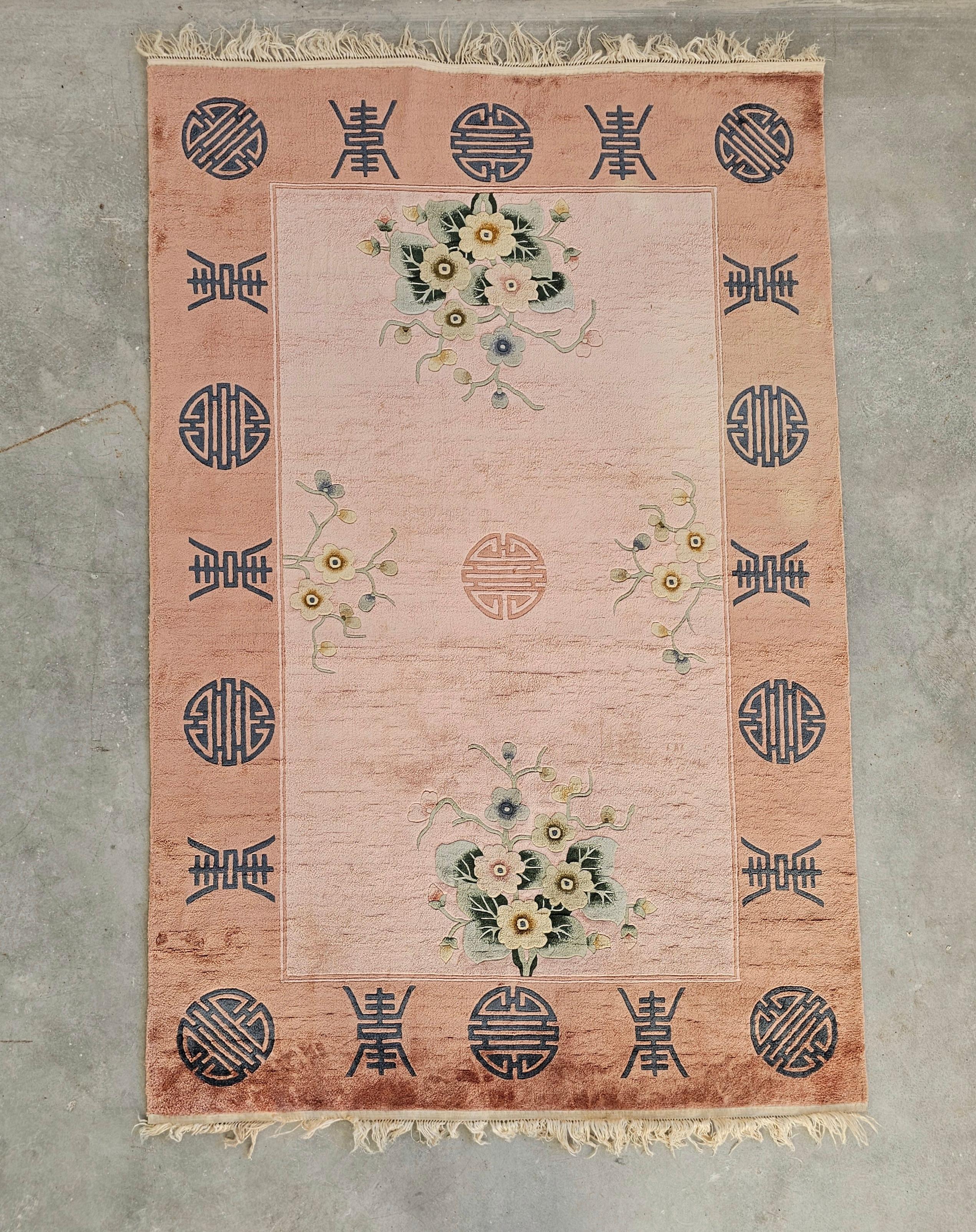 Milieu du XXe siècle Tapis Art déco chinois noué à la main en rose poudre, soie sur soie, Chine, années 1930 en vente