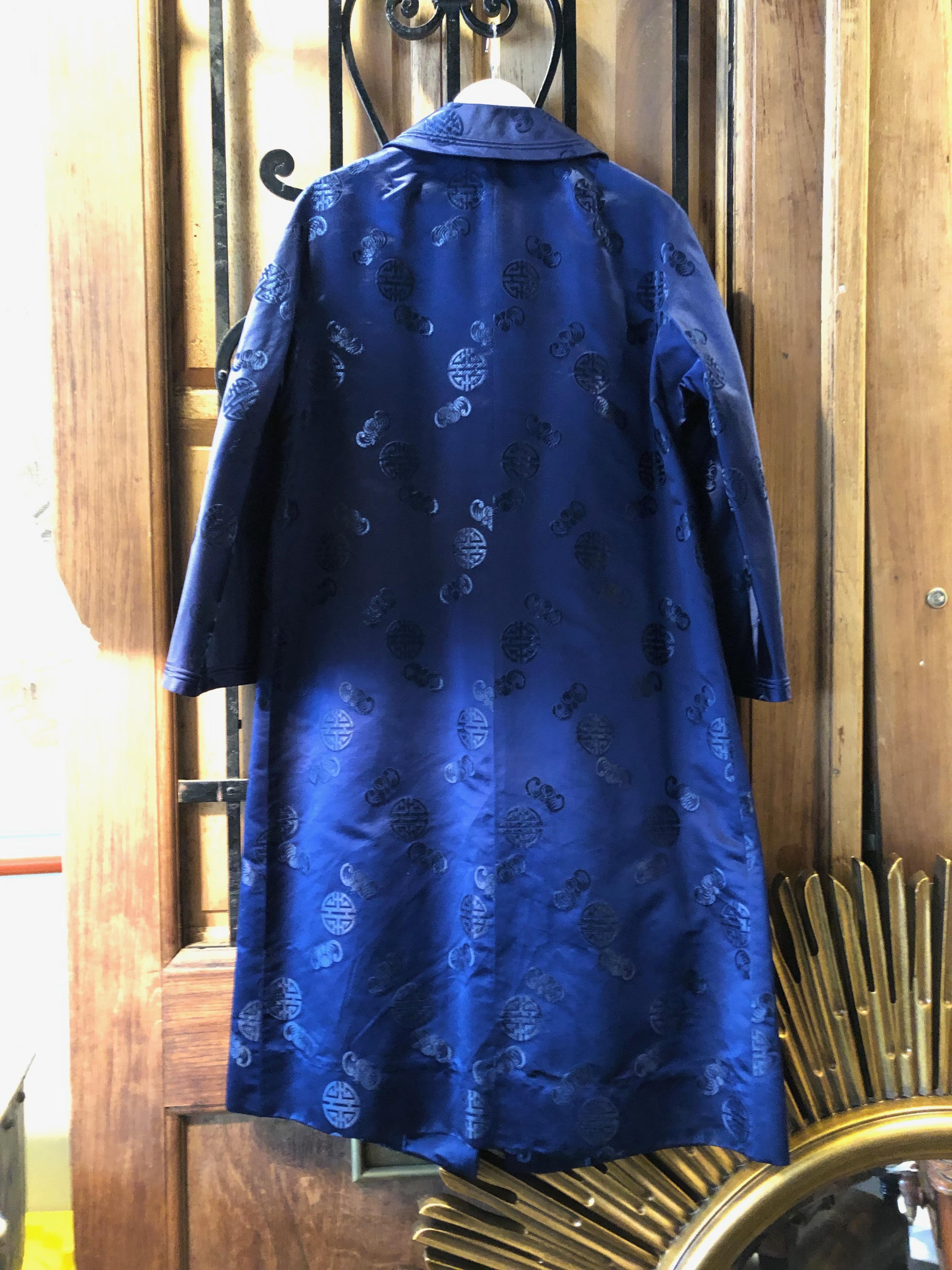 This handmade Chinese silk coat is vintage in wonderful condition. Beautiful blue no stains no wear. Beautiful embroidery!
Size 12-14 below the knee.