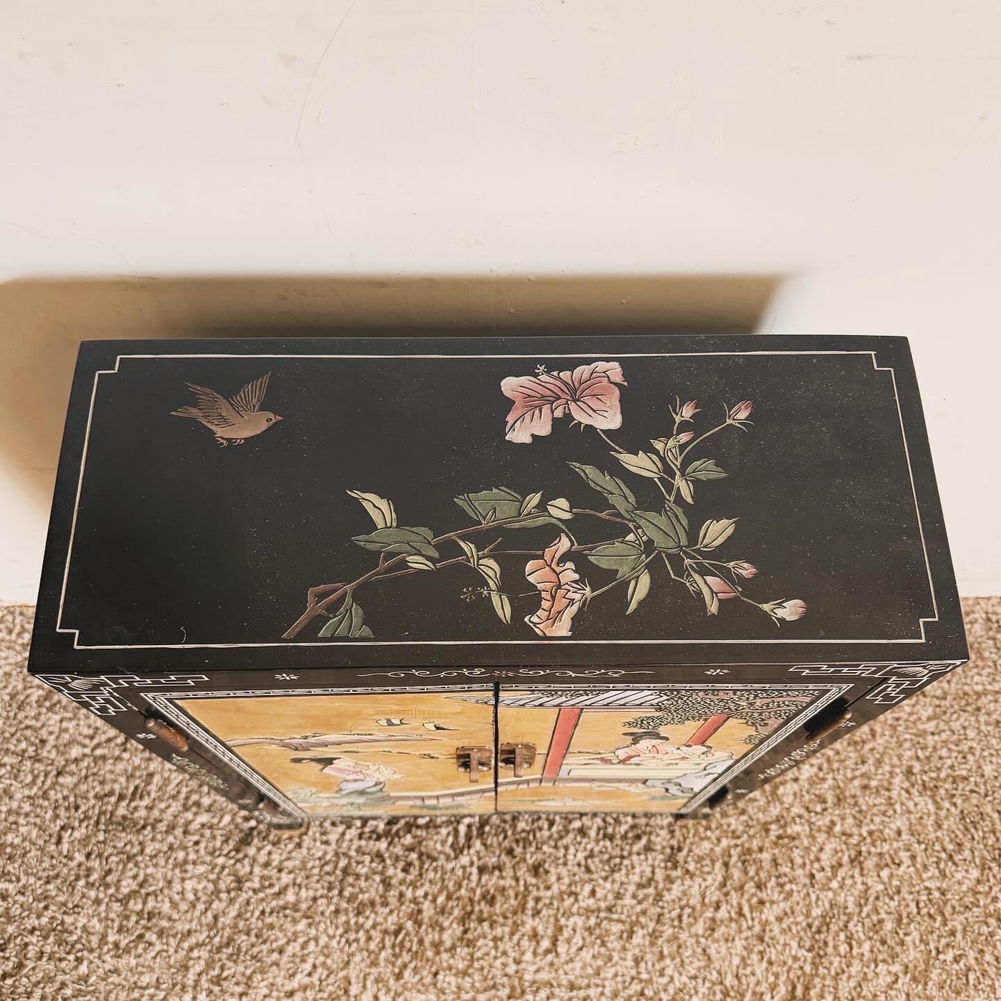 Découvrez la beauté de l'artisanat traditionnel chinois avec ce meuble à chaussures peint et sculpté à la main. Ornée de sculptures détaillées et de scènes de la culture chinoise peintes à la main, cette armoire n'est pas seulement une solution de