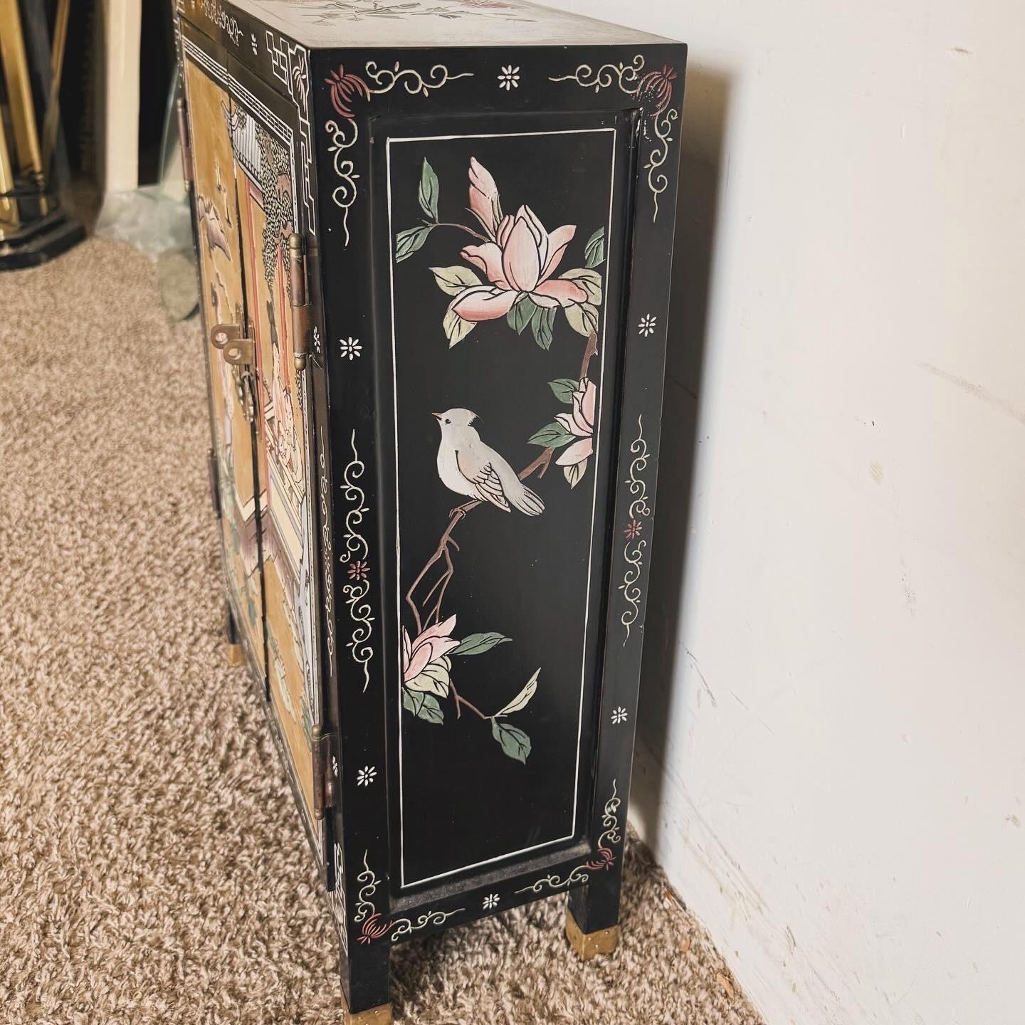 Armoire à chaussures chinoise peinte et sculptée à la main Bon état à Delray Beach, FL