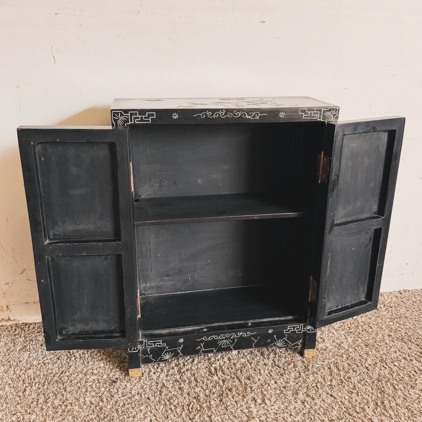 Fin du 20e siècle Armoire à chaussures chinoise peinte et sculptée à la main