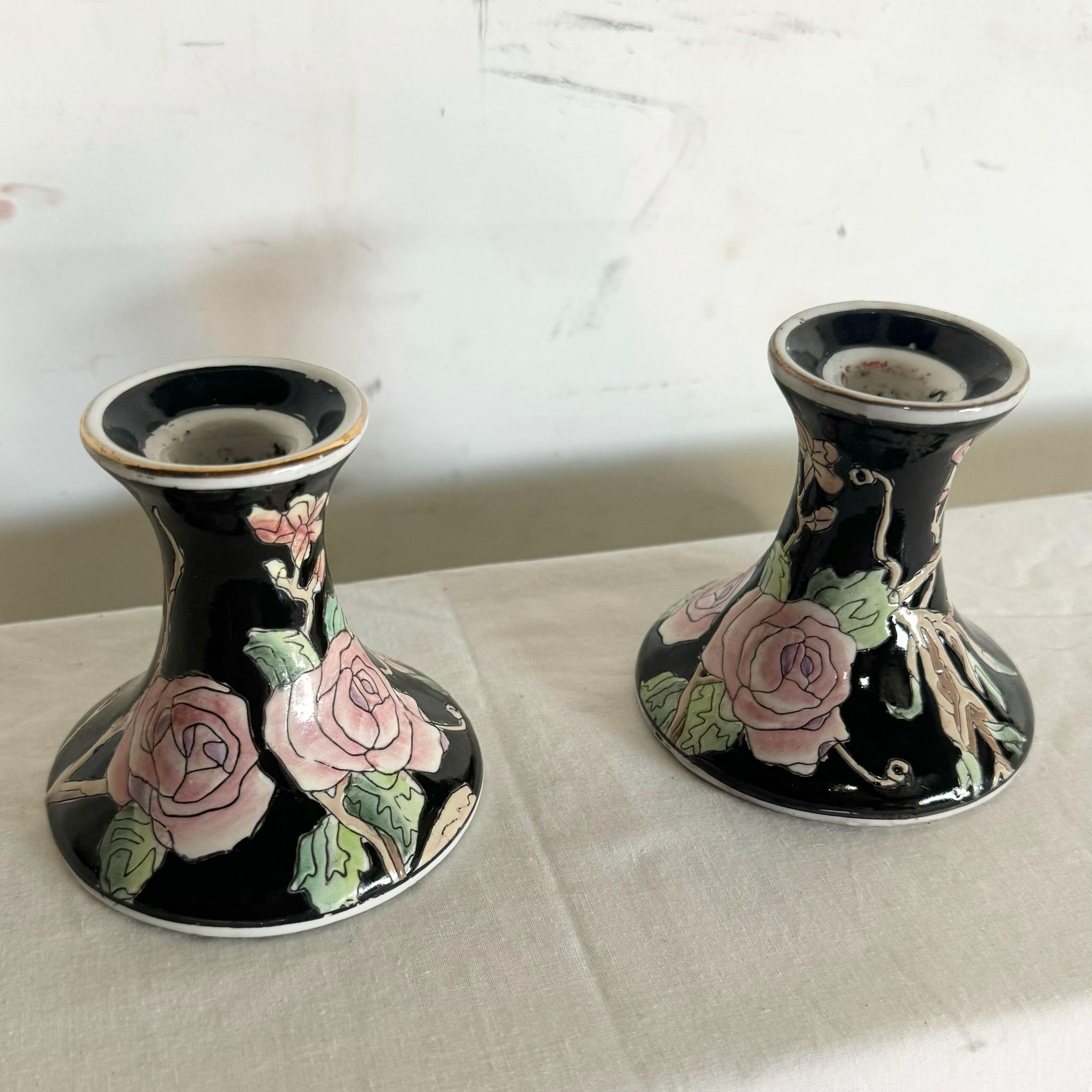 Aggiungi eleganza alla tua casa con questa coppia di portacandele cinesi dipinti a mano in nero e rosa. Caratterizzati da dettagli intricati e da una sorprendente combinazione di colori, questi portaoggetti di ottima fattura sono perfetti per