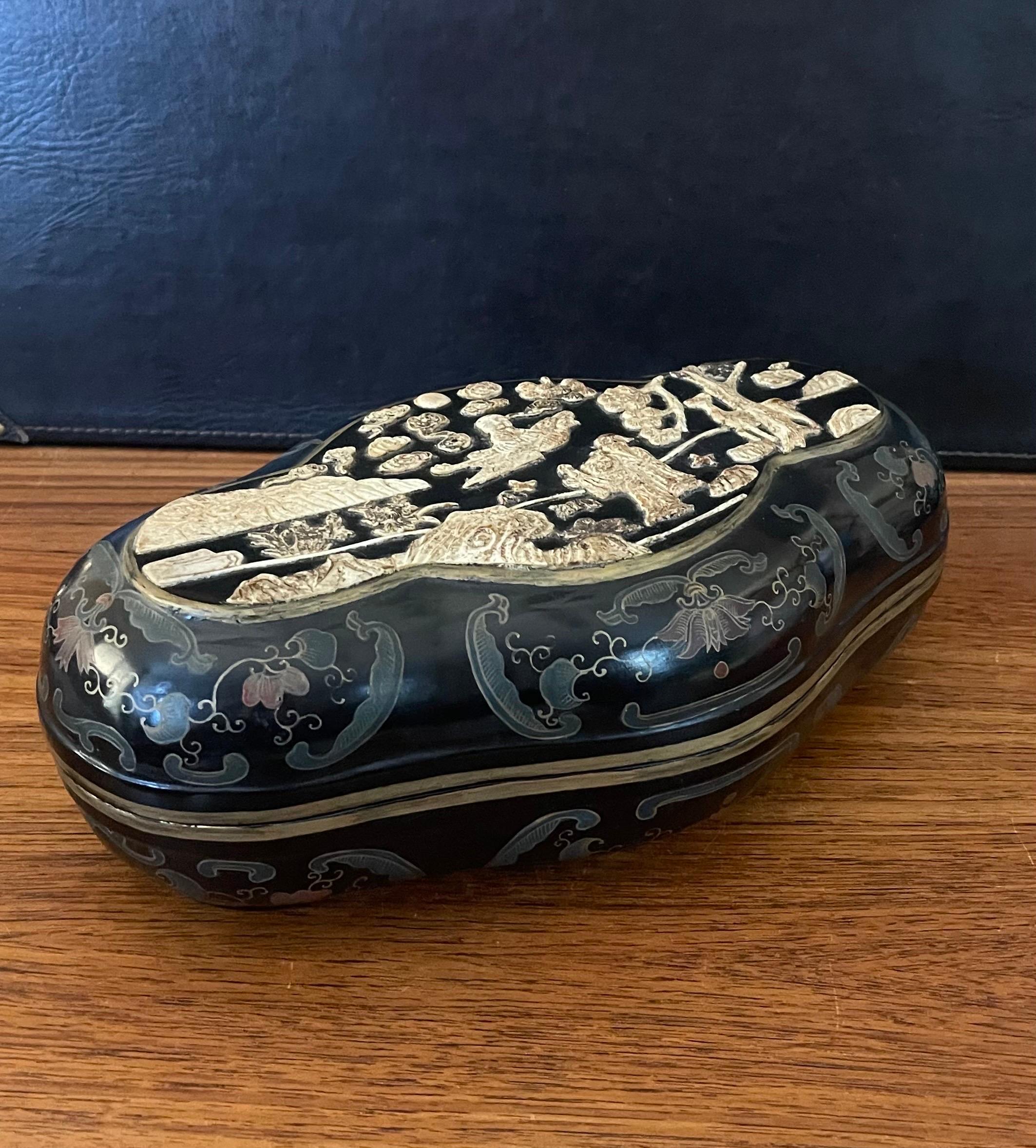 20th Century Chinese Hand Painted Black Lacquer Lidded Box For Sale
