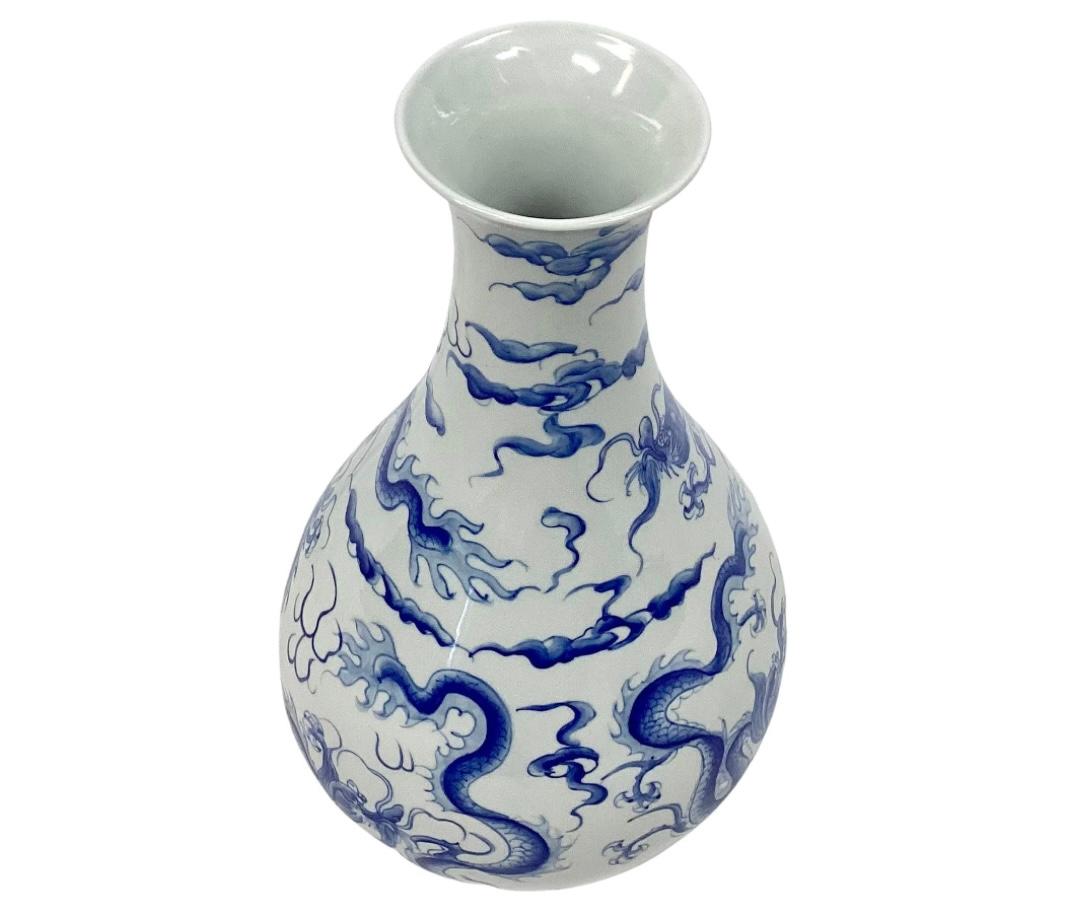 Chinesische handbemalte Drachenvase aus blauem und weißem Porzellan  (Chinesischer Export) im Angebot