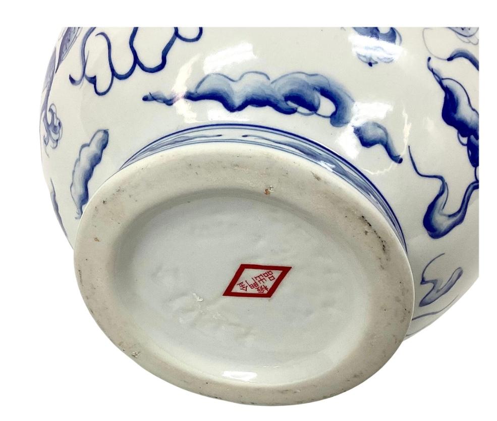 Chinesische handbemalte Drachenvase aus blauem und weißem Porzellan  (20. Jahrhundert) im Angebot