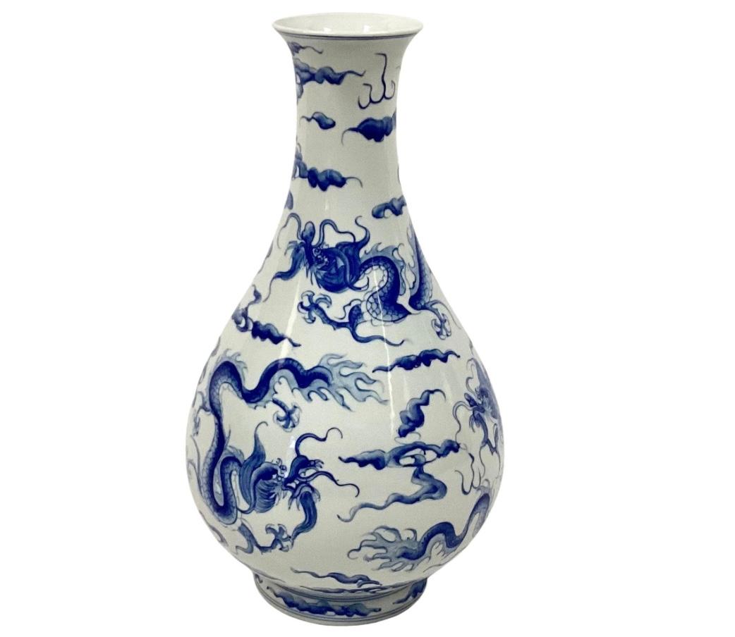 Chinesische handbemalte Drachenvase aus blauem und weißem Porzellan  im Angebot 1