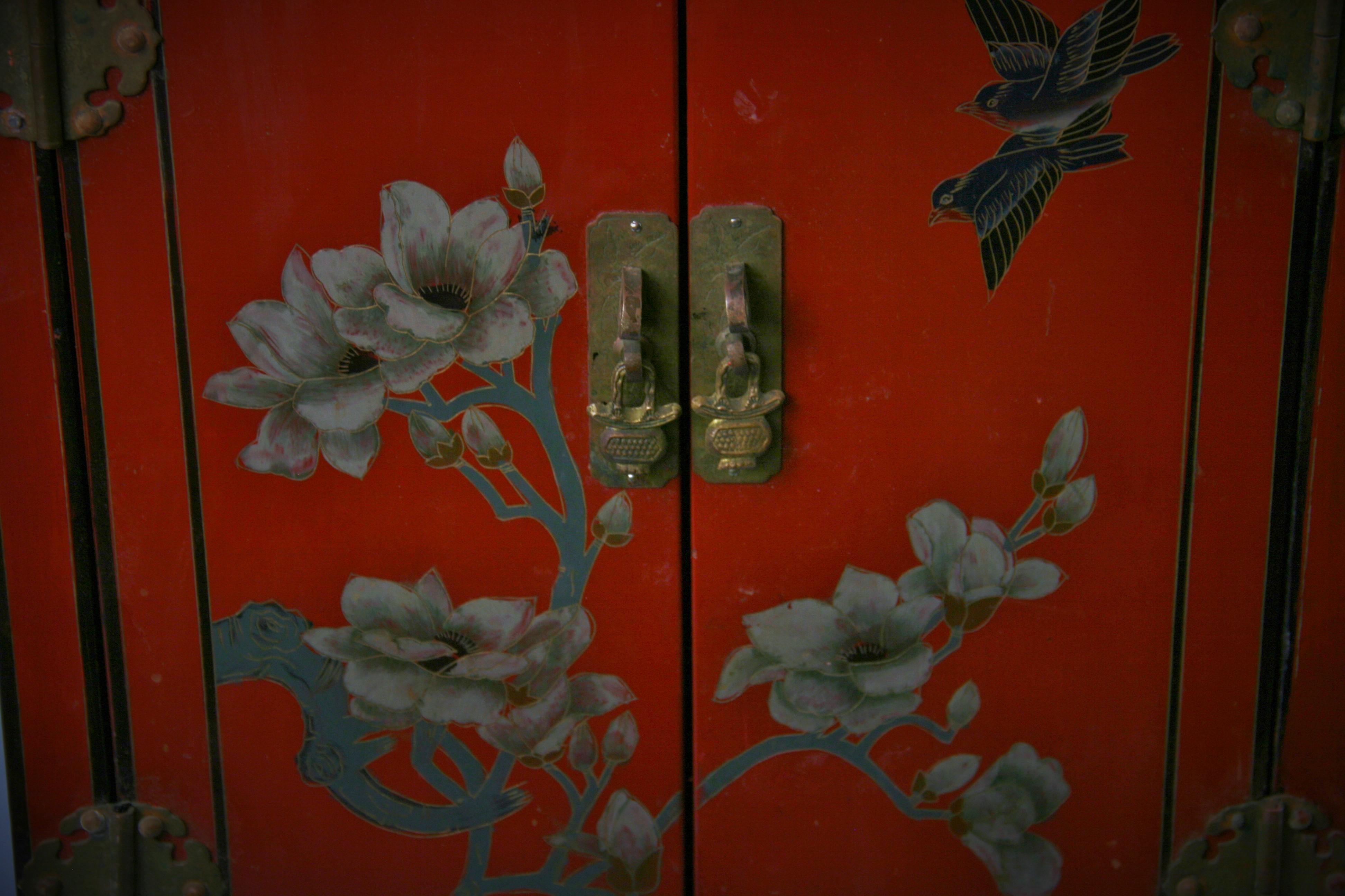 Chinese Hand Painted Cabinet/Side Table In Good Condition For Sale In Douglas Manor, NY