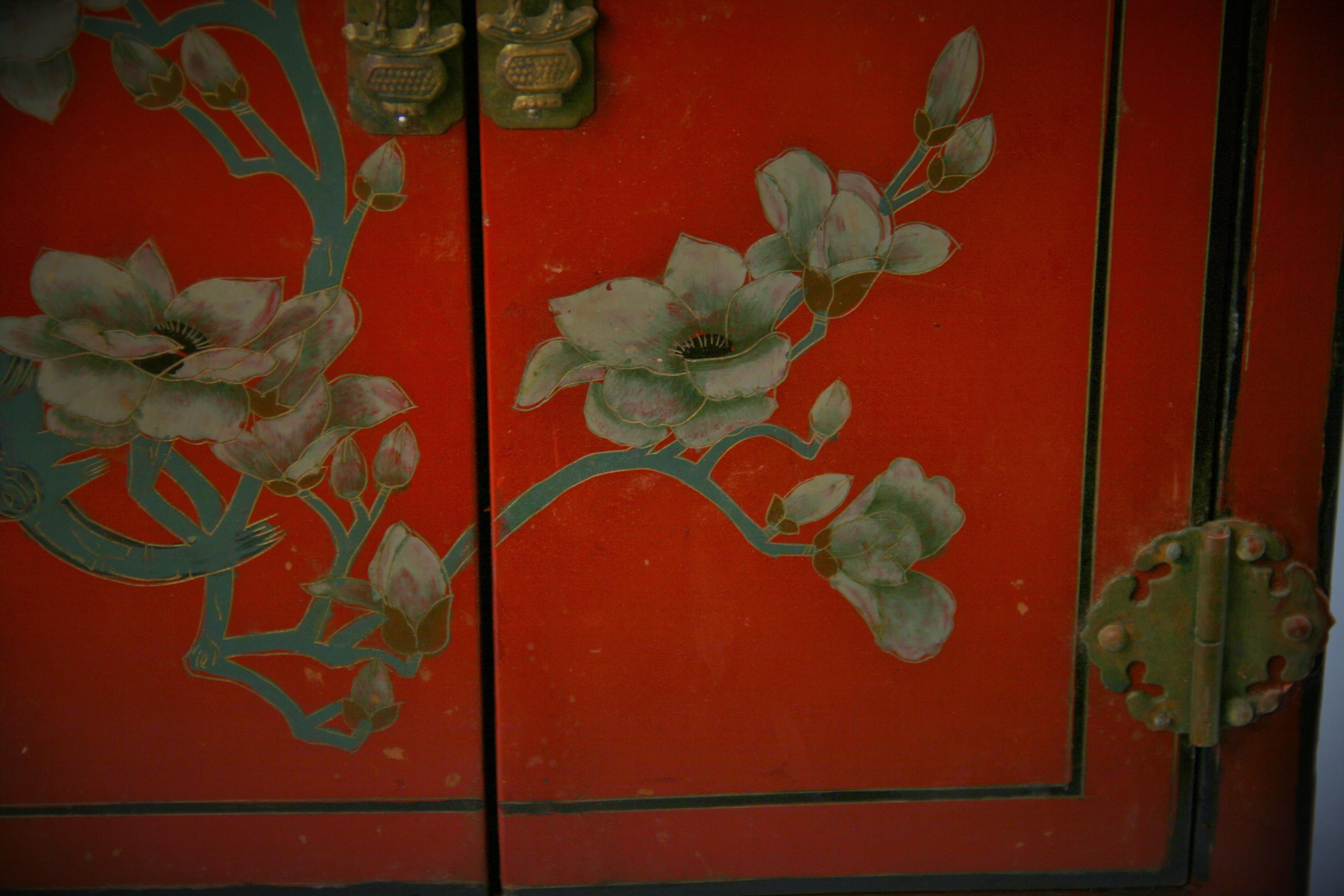 Chinese Hand Painted Cabinet/Side Table In Good Condition For Sale In Douglas Manor, NY