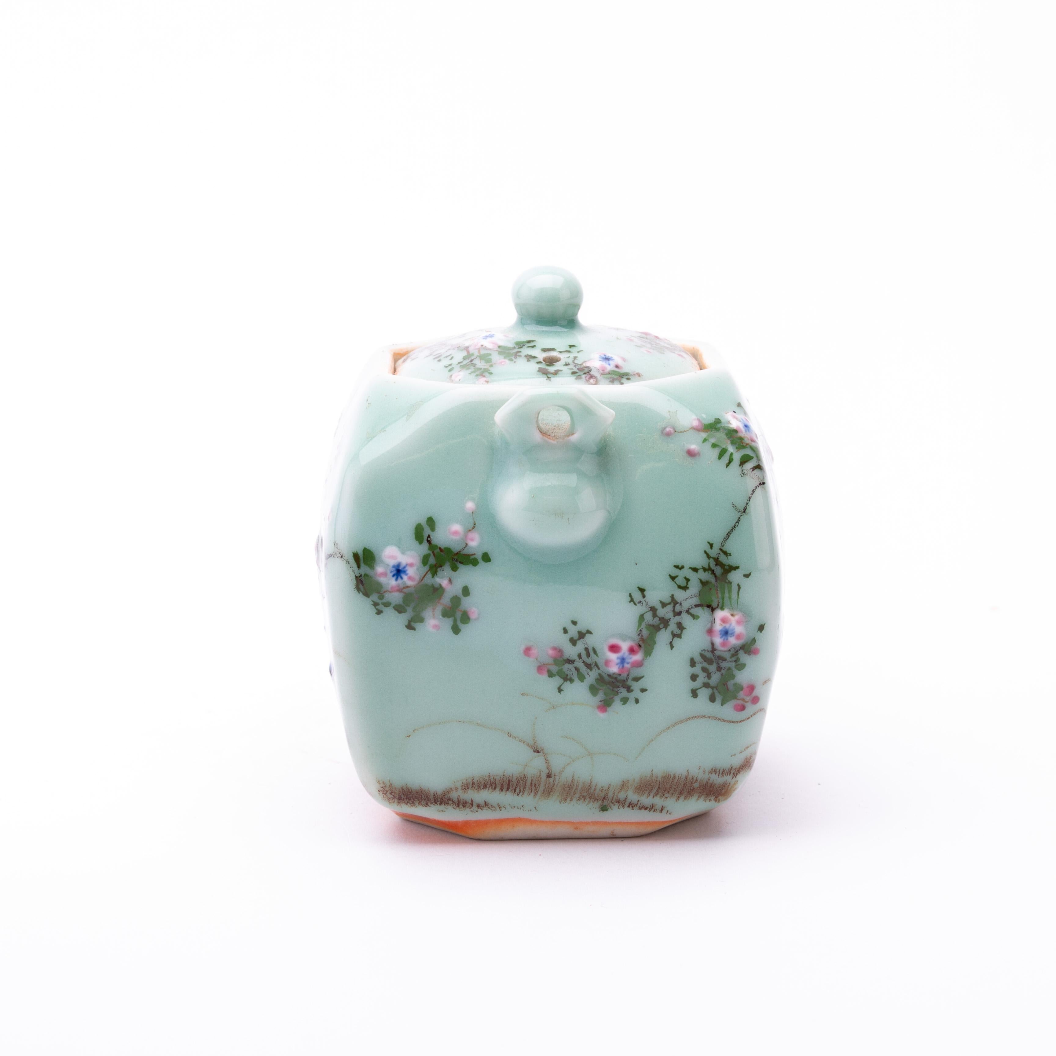 Chinese Hand Painted Celadon Glazed Blossoms Teapot
Good condition
Free international shipping.