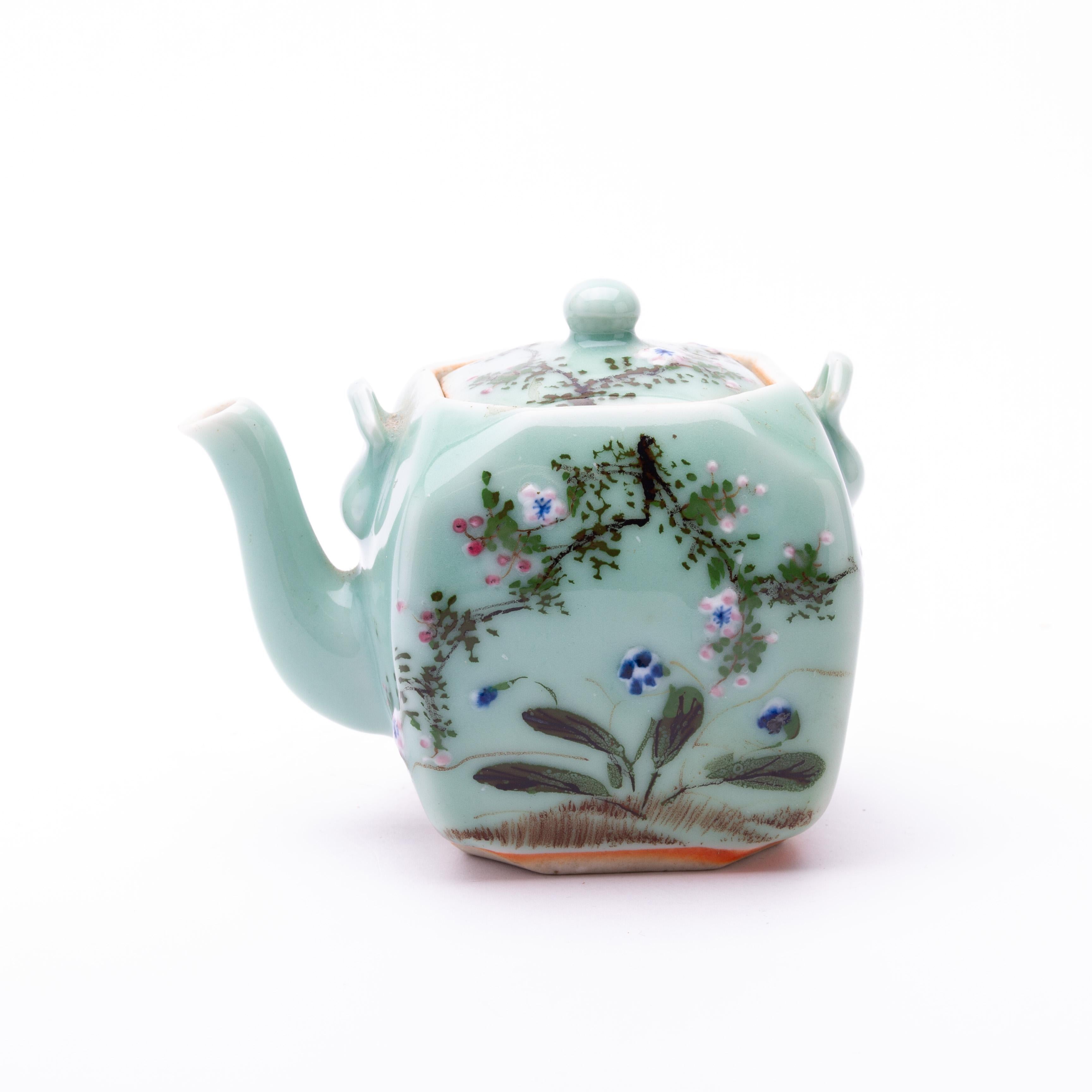 Chinese Hand Painted Celadon Glazed Blossoms Teapot In Good Condition For Sale In Nottingham, GB