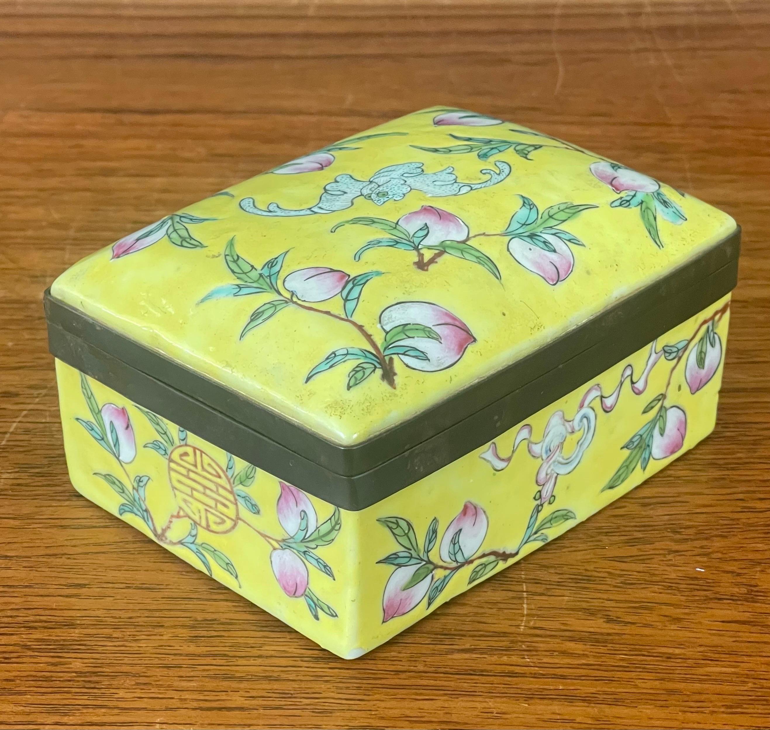 Chinese Hand Painted Ceramic Trinket Box For Sale 4