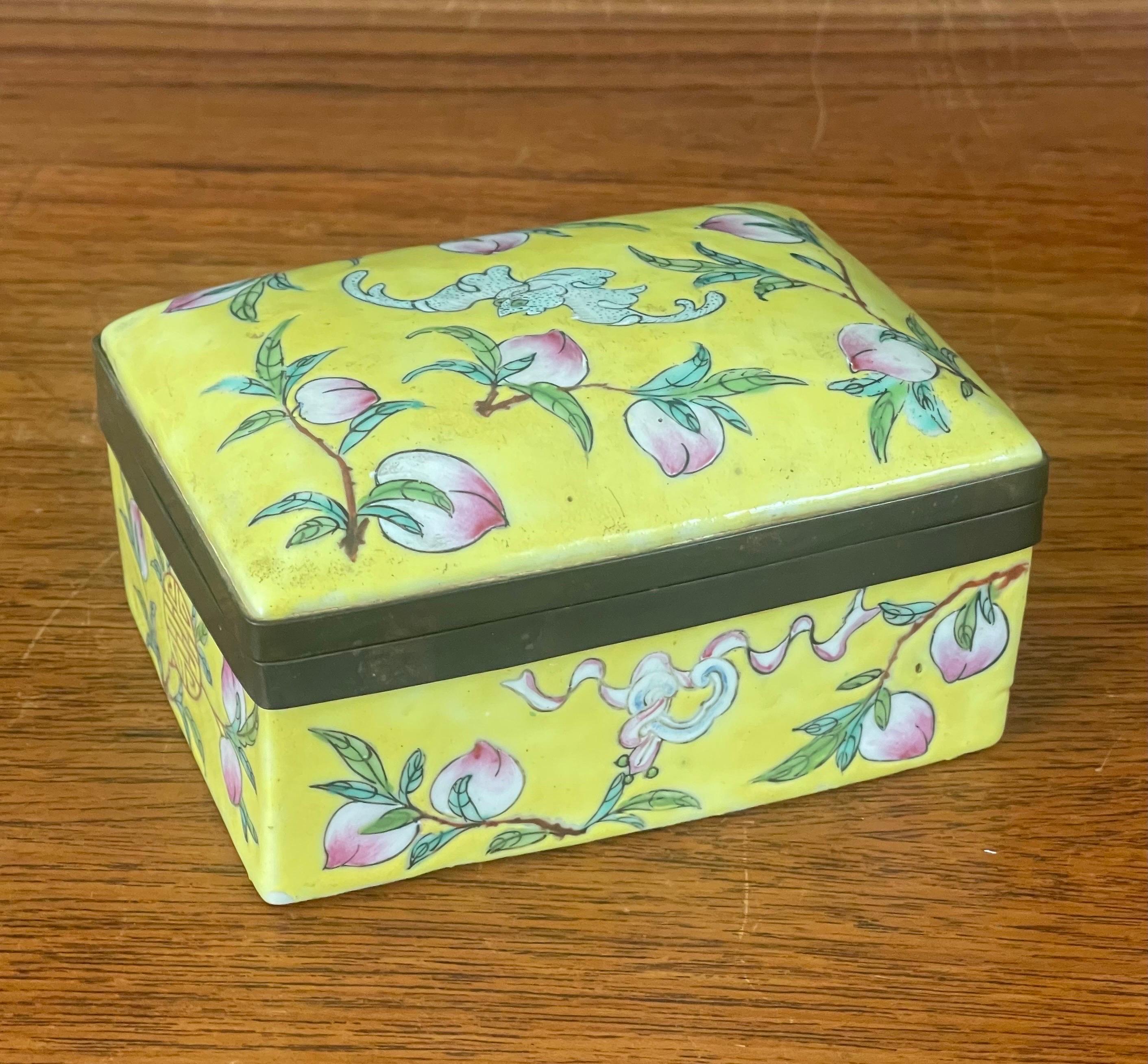 Maravillosa y colorida caja china de baratijas con tapa, pintada a mano, hacia la década de 1950. La caja de cerámica artesanal mide 7,5 cm de ancho x 7,5 cm de fondo x 7,5 cm de alto y tiene un motivo floral sobre fondo amarillo. Está en excelente
