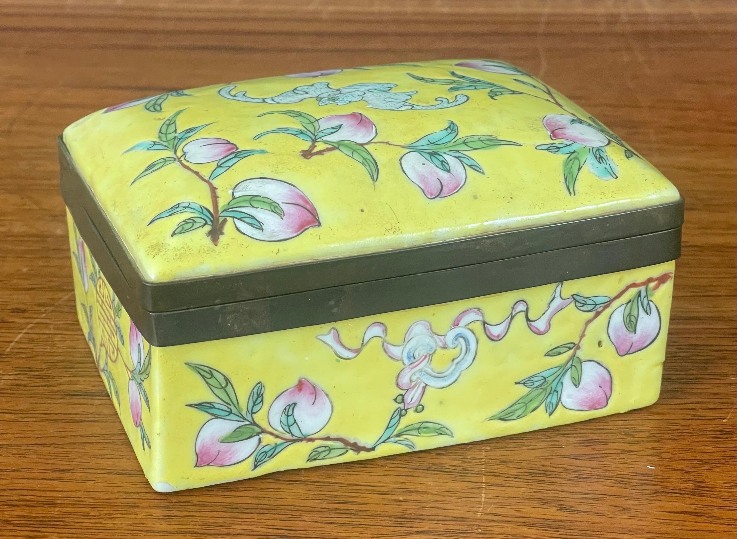 Caja de baratijas de cerámica china pintada a mano Moderno de mediados de siglo en venta