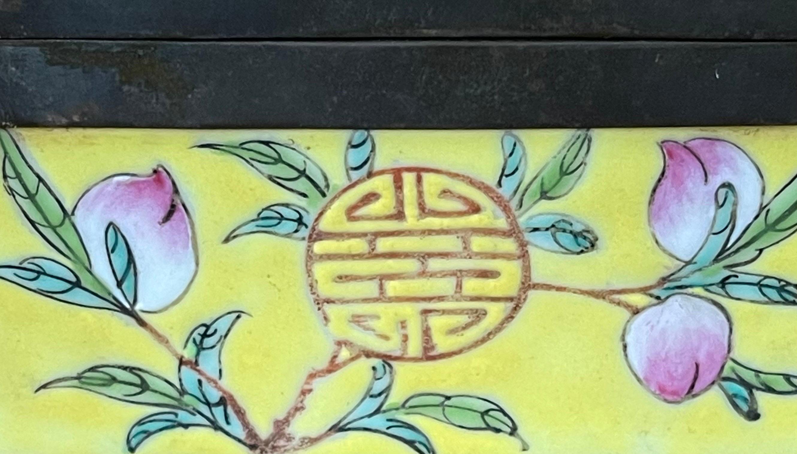 Chinese Hand Painted Ceramic Trinket Box In Good Condition For Sale In San Diego, CA