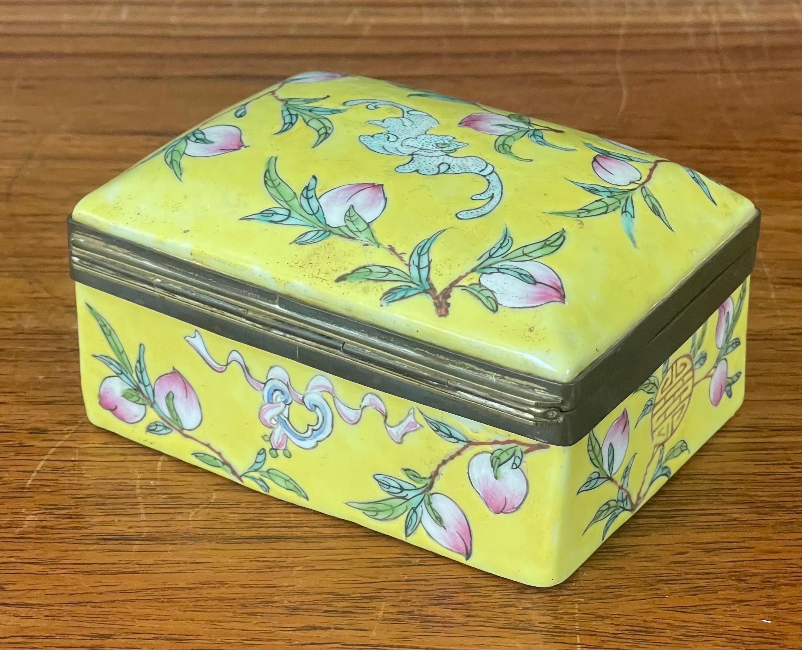 Hand-Painted Chinese Hand Painted Ceramic Trinket Box For Sale