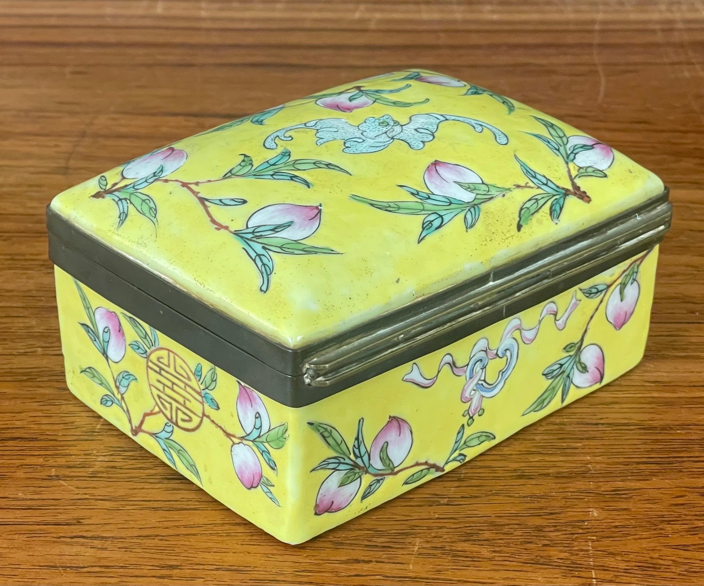 Chinese Hand Painted Ceramic Trinket Box In Good Condition For Sale In San Diego, CA