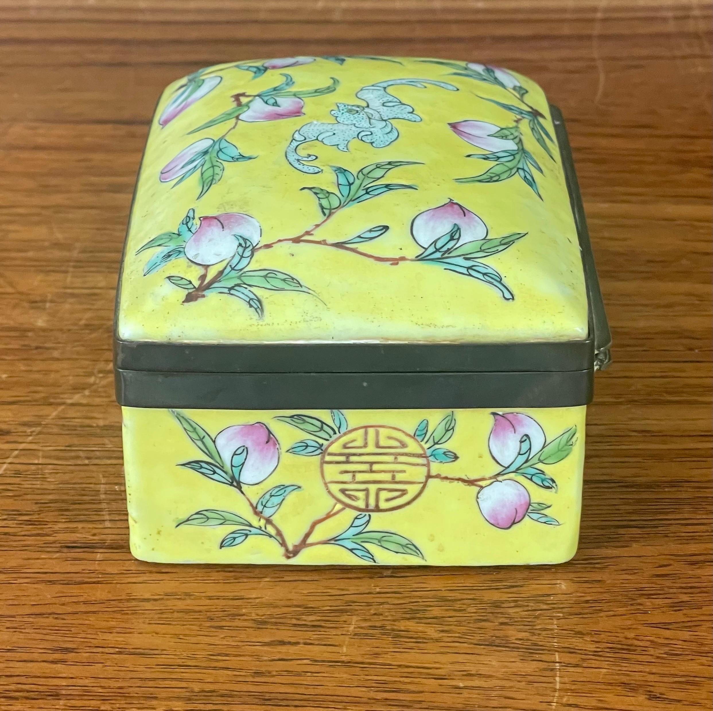 Chinese Hand Painted Ceramic Trinket Box For Sale 1