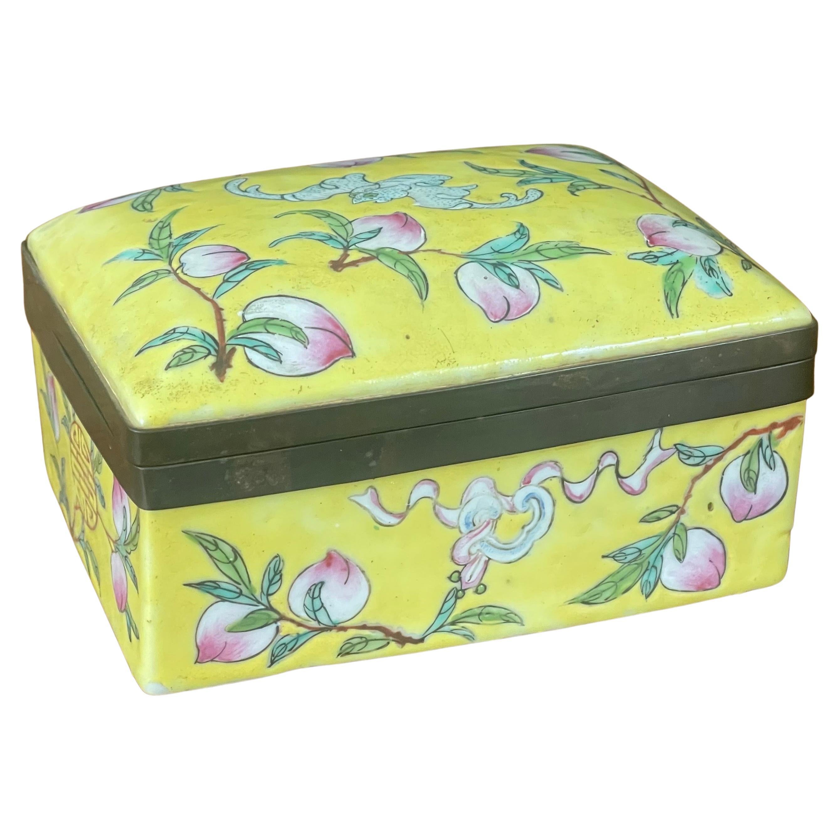 Chinese Hand Painted Ceramic Trinket Box For Sale