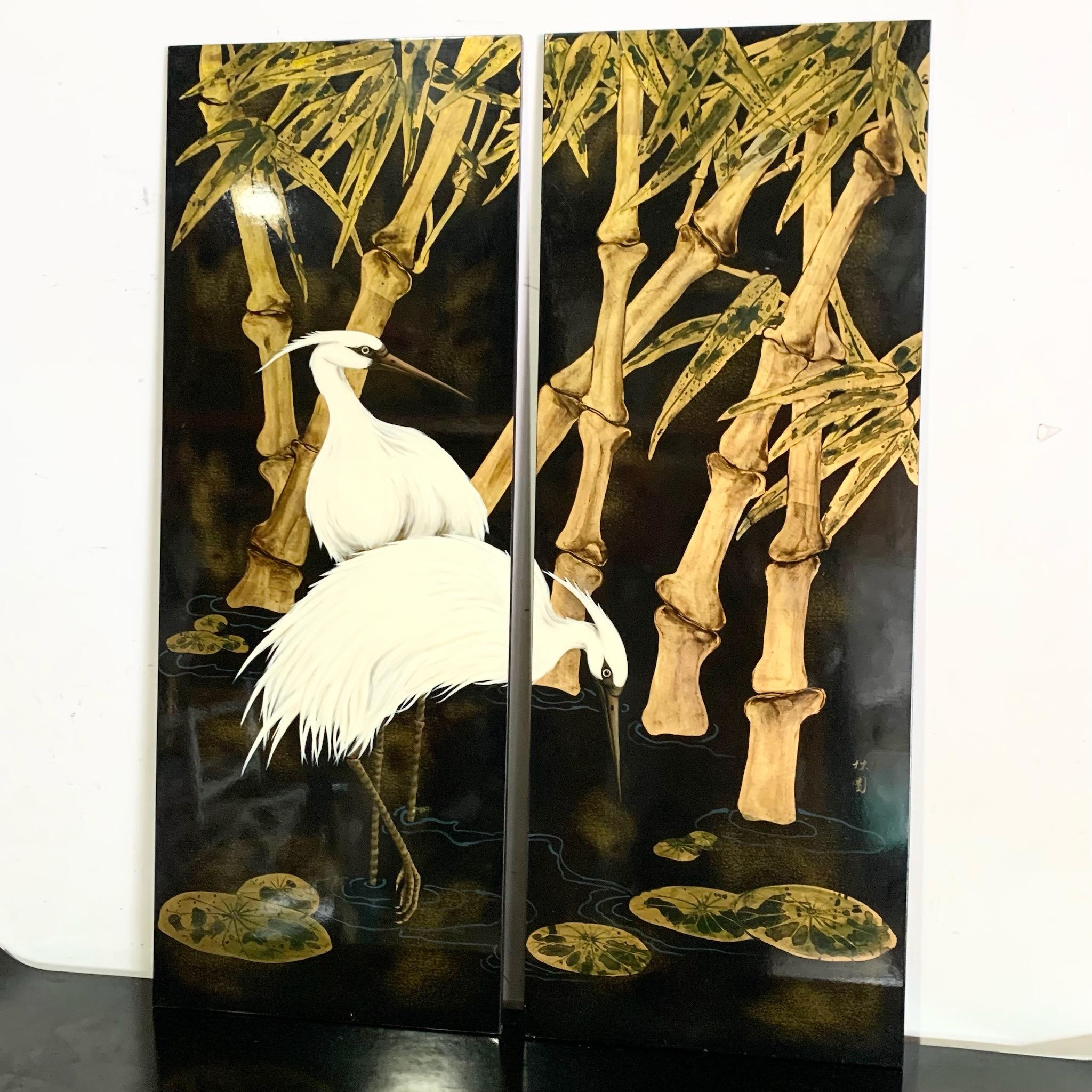 Verwandeln Sie Ihren Raum mit diesen atemberaubenden, handbemalten chinesischen Holzpaneelen, auf denen Reiher zwischen Bäumen waten. Dieses Set aus zwei Paneelen fängt die ruhige Schönheit der Natur durch komplizierte Details und lebendige Farben