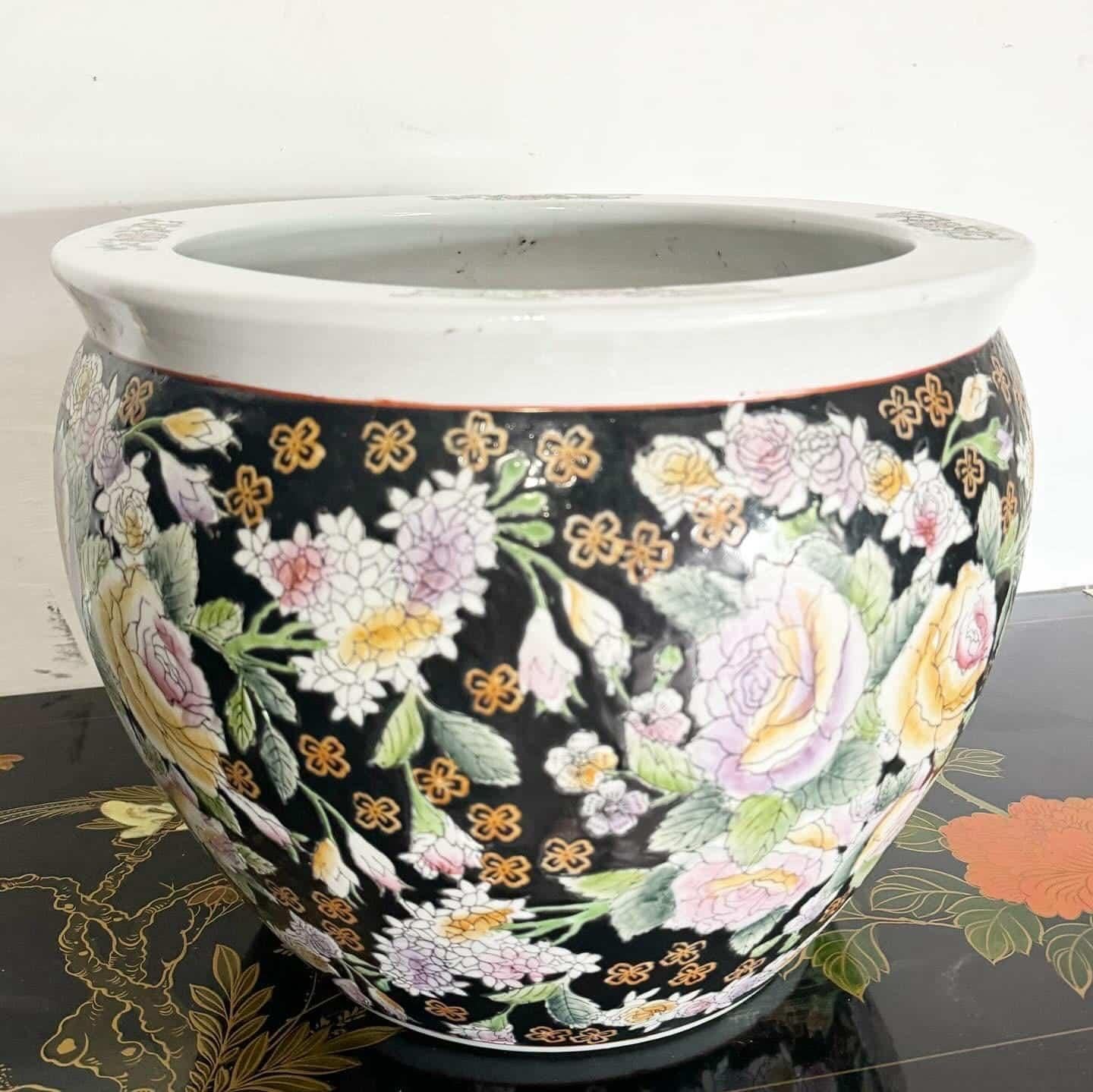 Chinois Vase chinois à fleurs peint à la main en vente