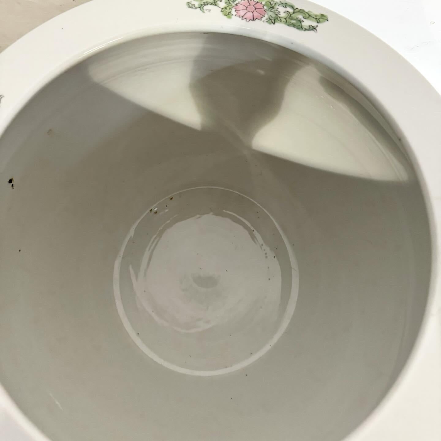 Fin du 20e siècle Vase chinois à fleurs peint à la main en vente