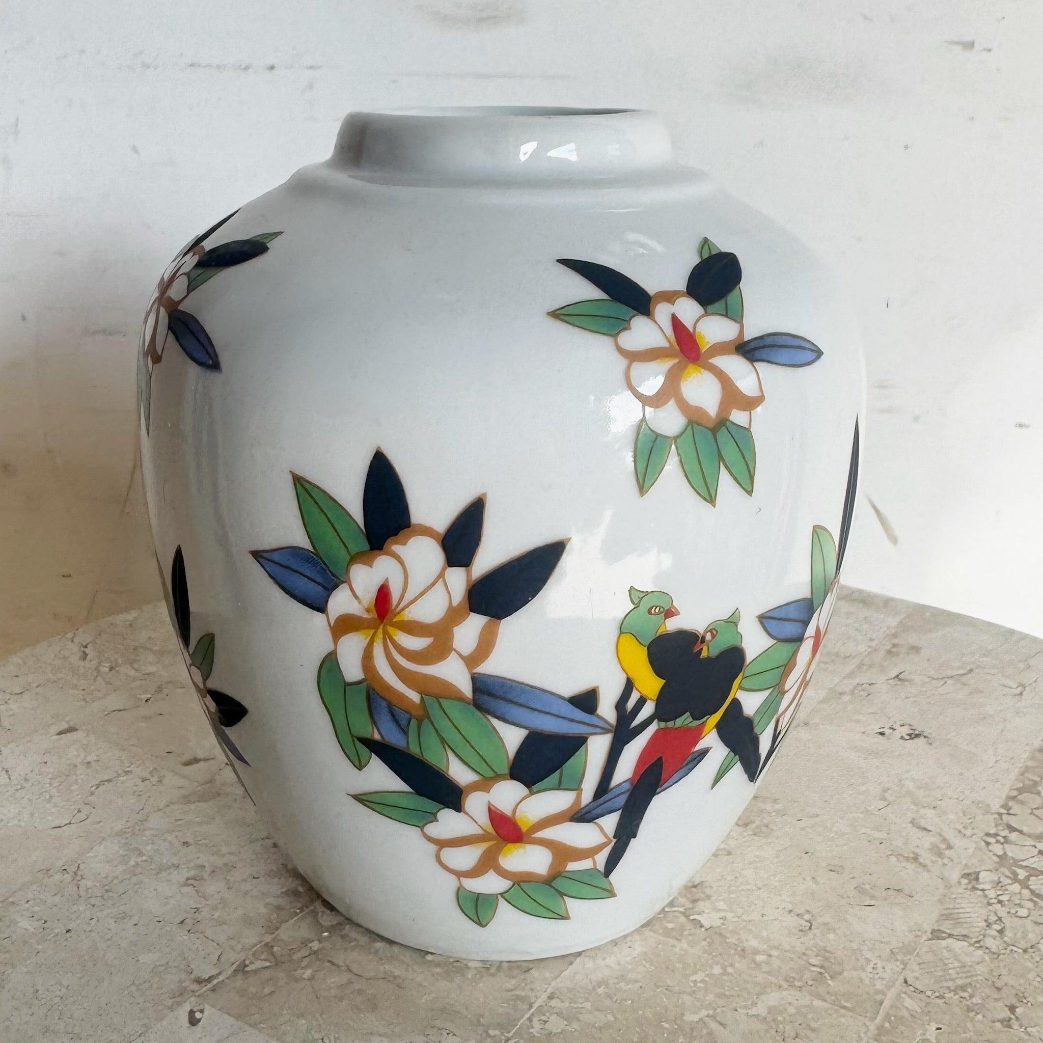 Jarrón de porcelana floral china pintado a mano con intrincados motivos y tonos vibrantes, perfecto como acento decorativo o pieza de colección.
 
 Vendemos artículos tal y como se adquieren, sin restaurar ni reparar. Las piezas antiguas pueden