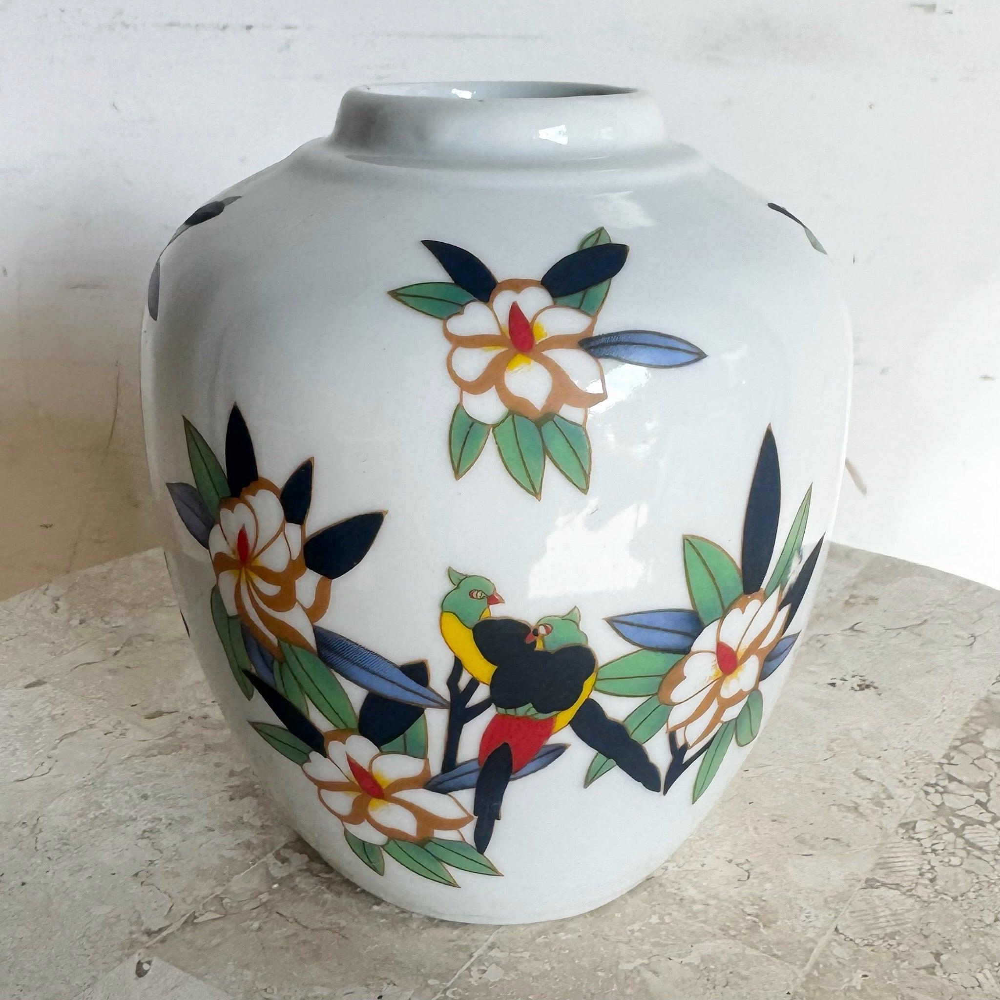 Jarrón de porcelana china pintado a mano con motivos florales Chino en venta
