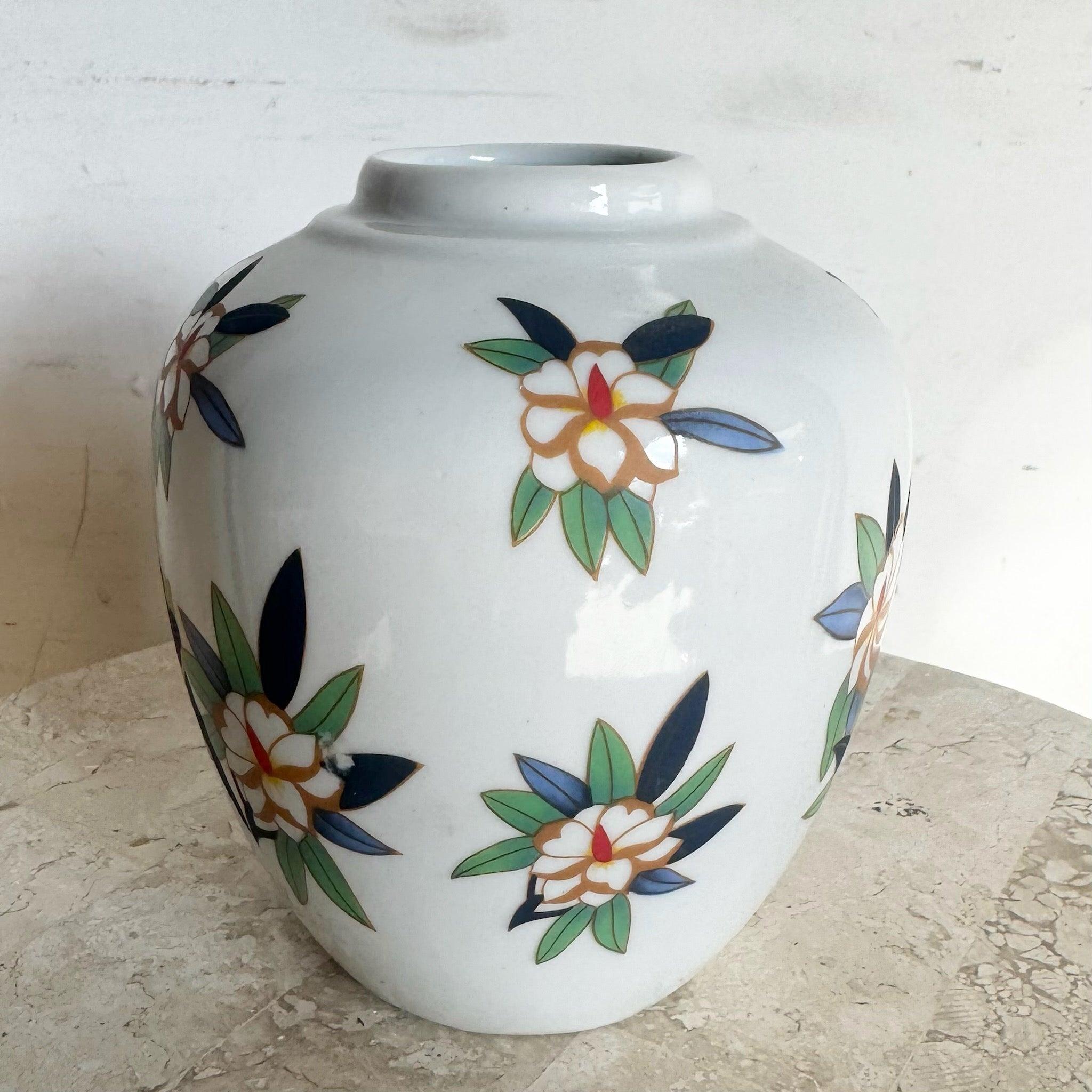 Jarrón de porcelana china pintado a mano con motivos florales en Bueno estado para la venta en Delray Beach, FL