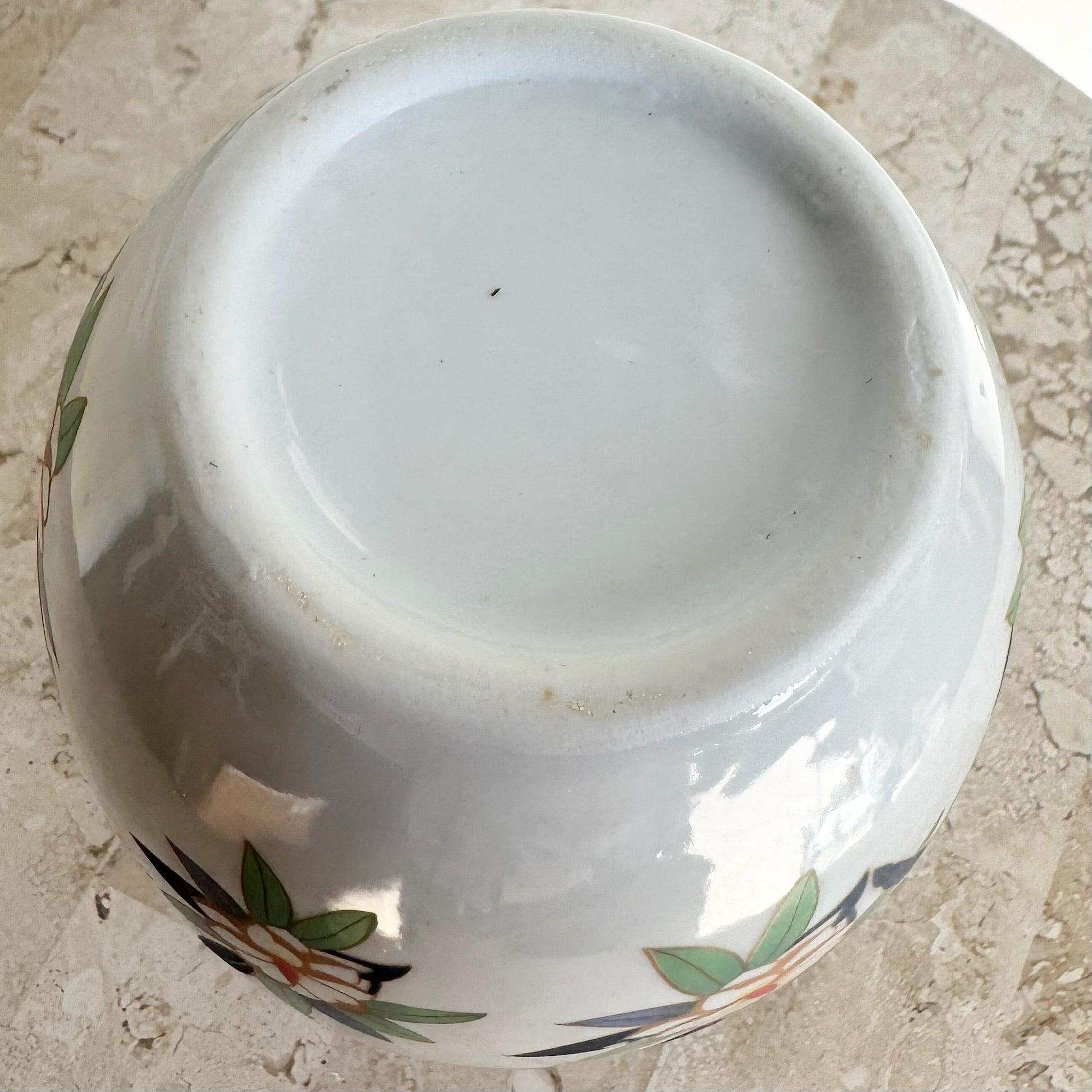 Jarrón de porcelana china pintado a mano con motivos florales siglo XX en venta