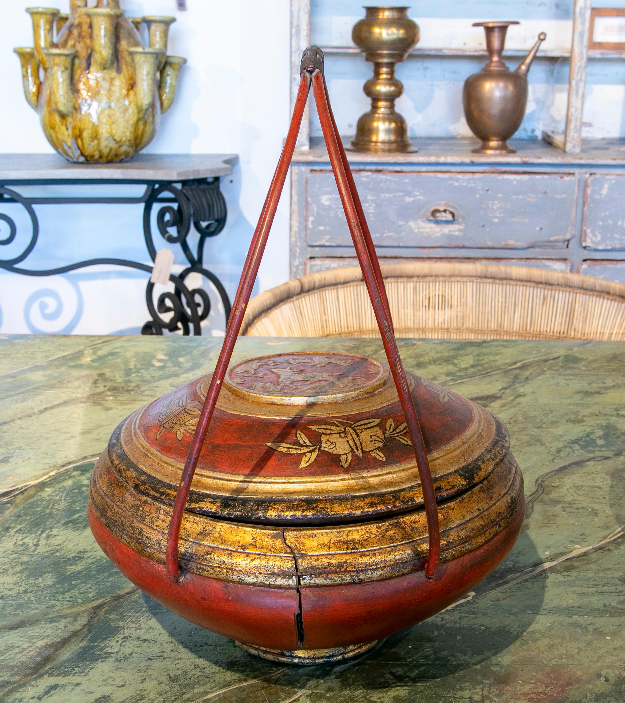 Chinese Hand Painted Food Basket with Bamboo Handles In Good Condition In Marbella, ES