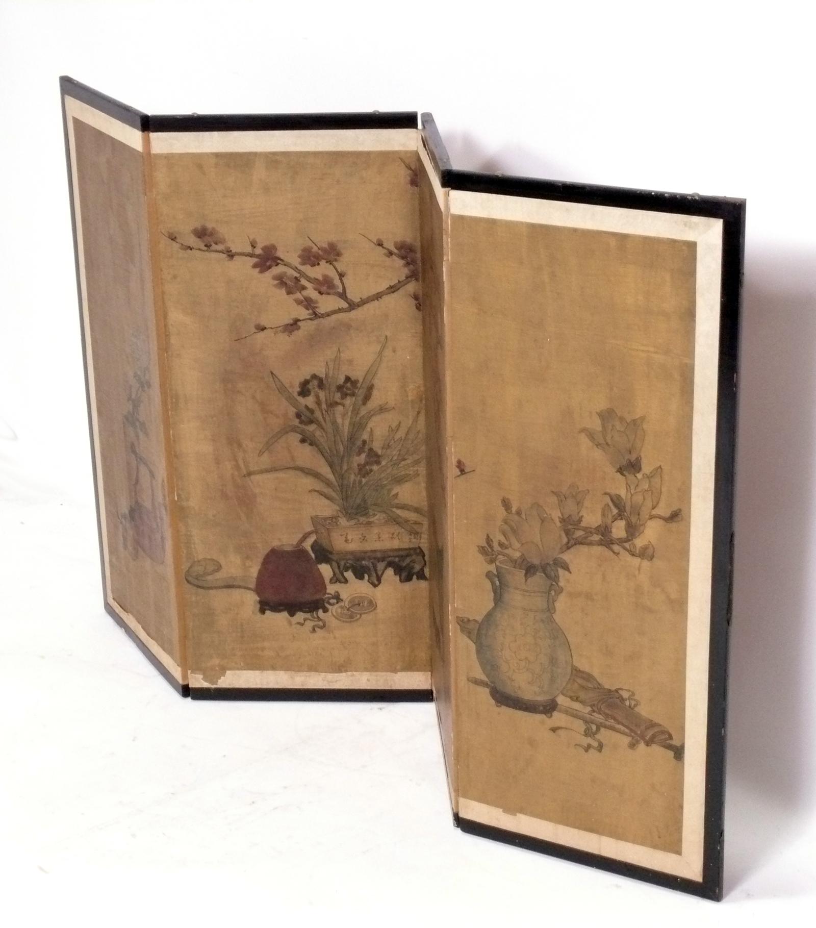 Handbemalter chinesischer Paravent, China, ca. 1950er Jahre. Dieser Paravent zeigt ein handgemaltes Stillleben und kann als Tischparavent oder an der Wand montiert als Gemälde oder Wanddekoration verwendet werden.