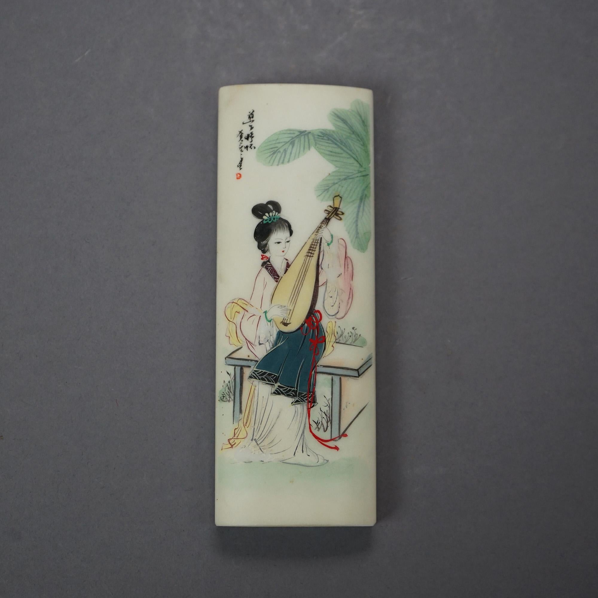 Un fermacarte cinese offre una costruzione in pietra dura con ritratto dipinto a mano di una donna che suona il suo strumento musicale a corde, marchio chop firmato, XX secolo

Misure: 6
