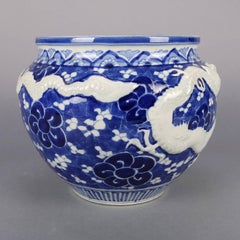 Jardenière chinoise en porcelaine avec dragon en haut-relief peint à la main:: bleu et blanc